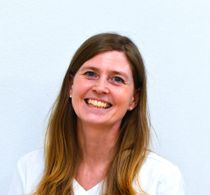 En grå silhuett av en persons hode og skuldre mot en lysegrå bakgrunn.