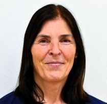 En grå silhuett av en persons hode og skuldre mot en lysegrå bakgrunn.