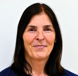 En grå silhuett av en persons hode og skuldre mot en lysegrå bakgrunn.