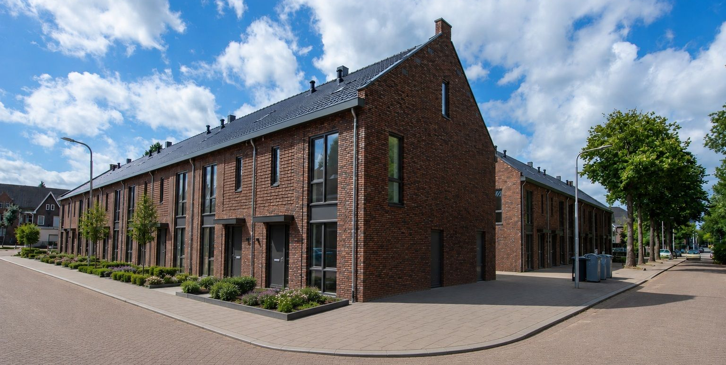 Een artistieke impressie van een rij bakstenen huizen langs een weg.