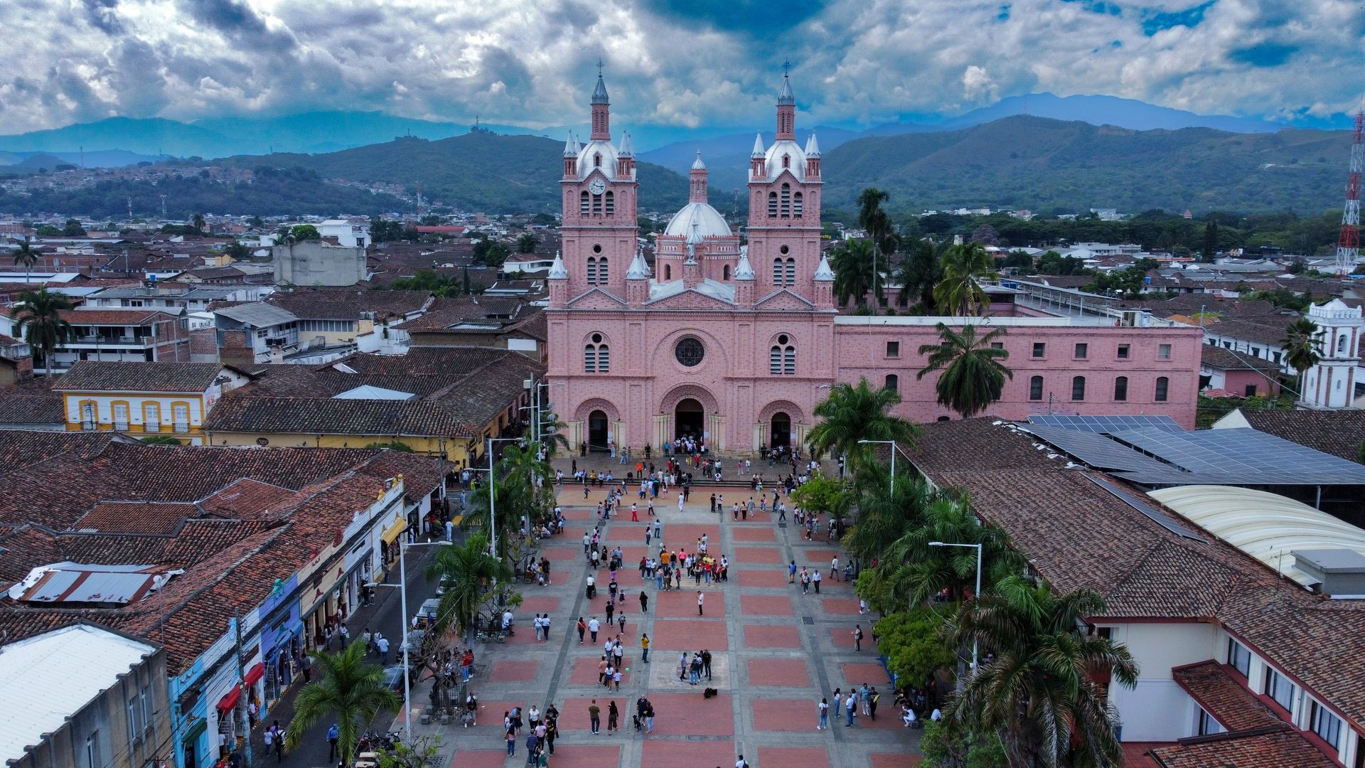 Fachada de la Basílica del Señor de los Milagros en Buga, Colombia