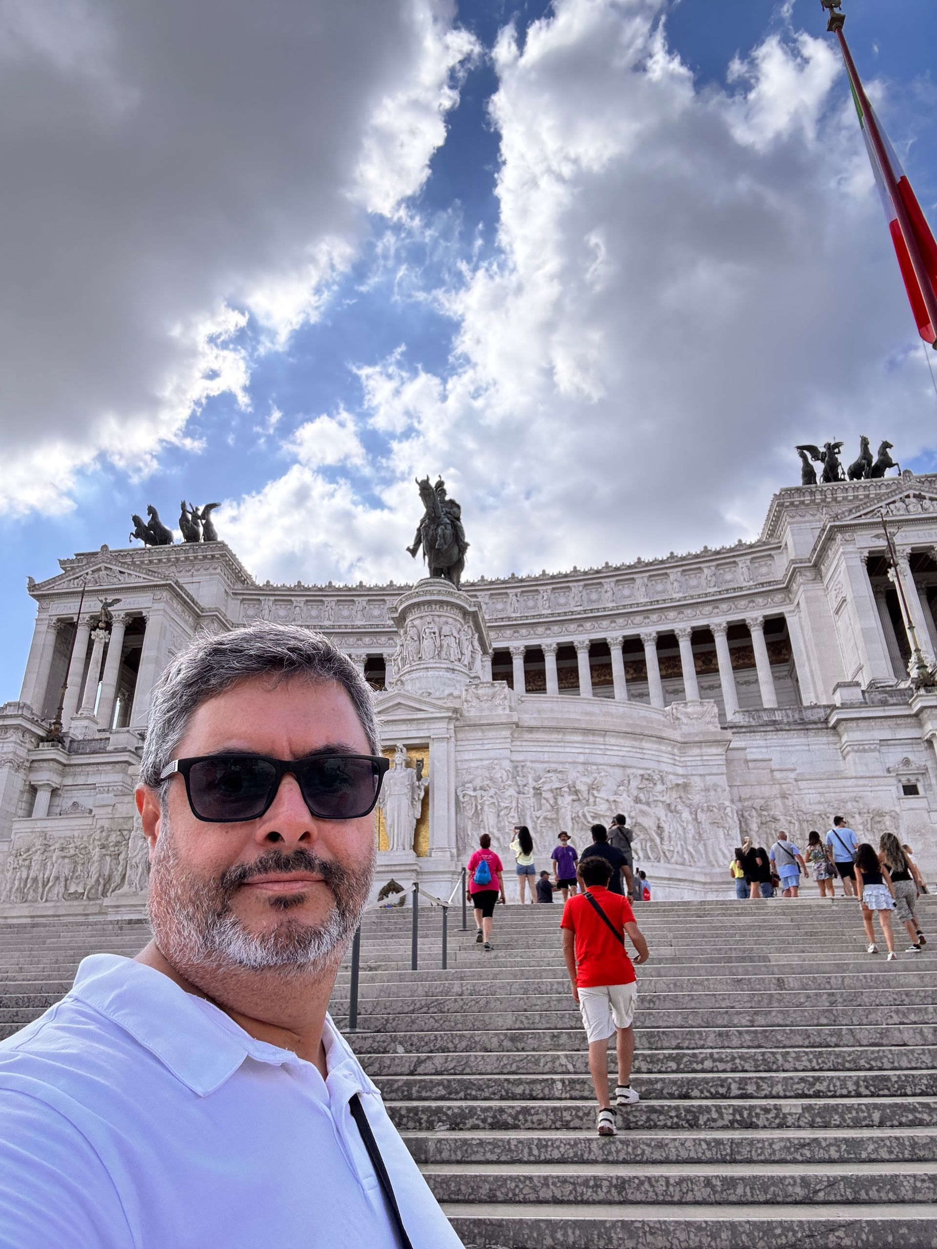 Selfie at a white stone monument Roma Italia: Panteon Roma