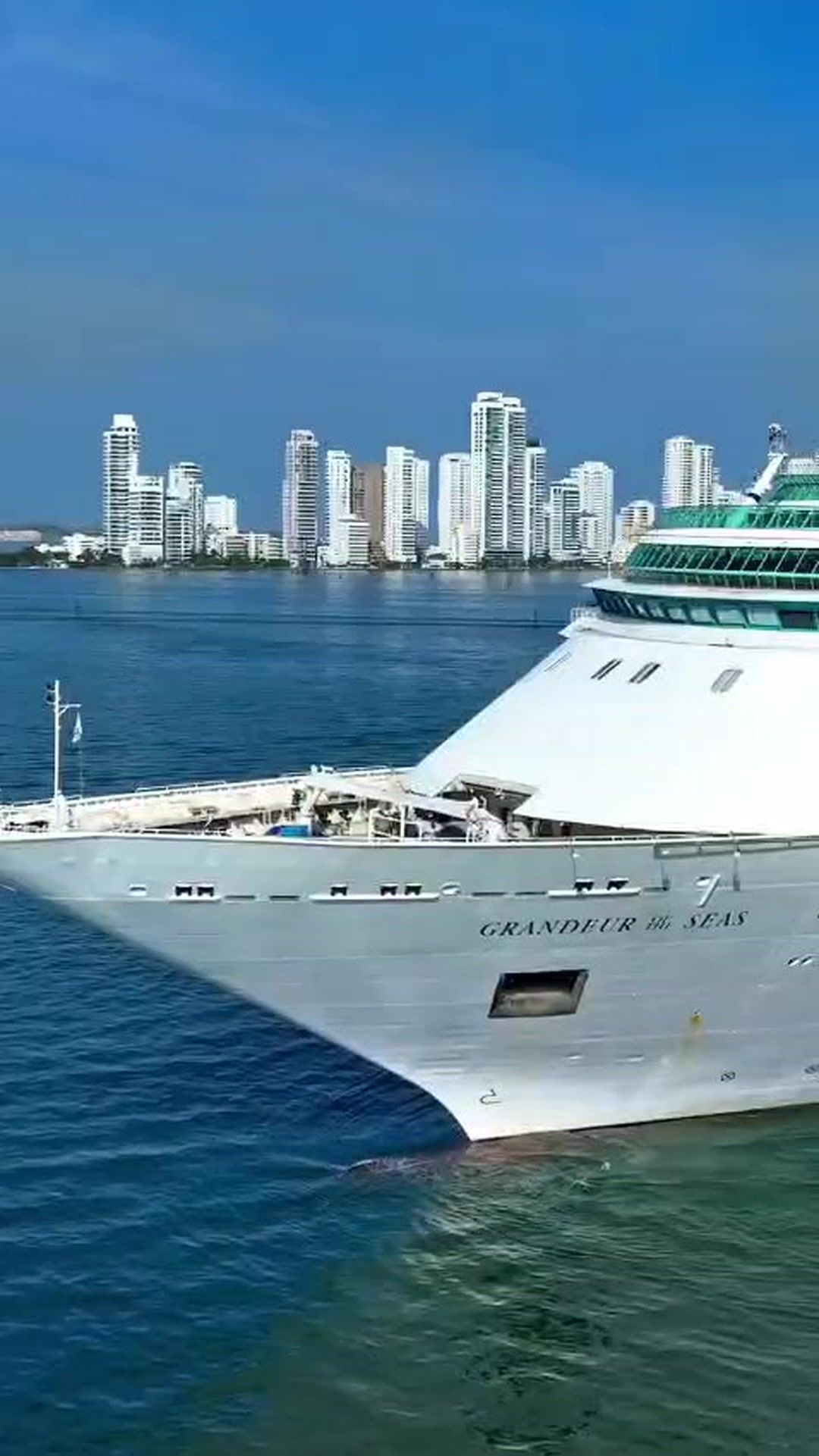 Proa del Grandeur of the Seas con el skyline de Bocagrande al fondo