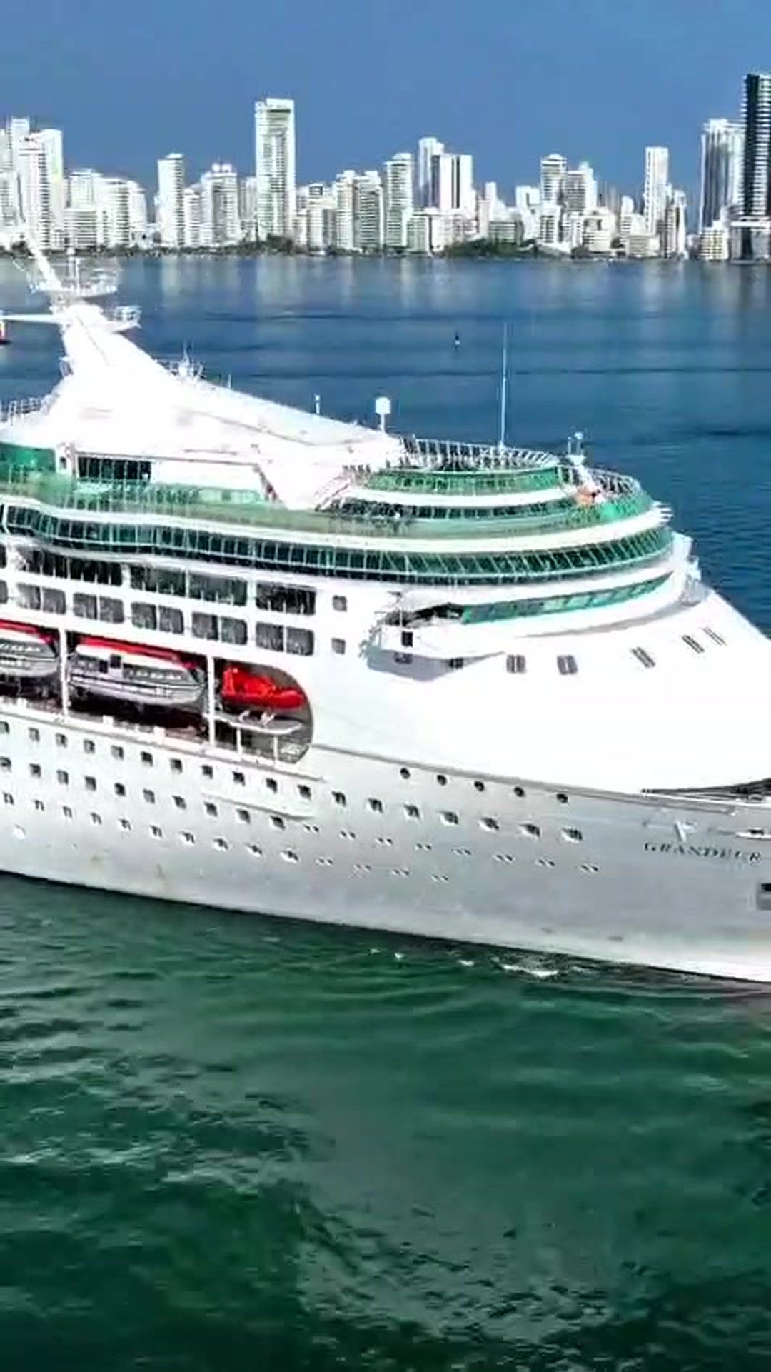 Grandeur of the Seas navegando en la bahía de Cartagena