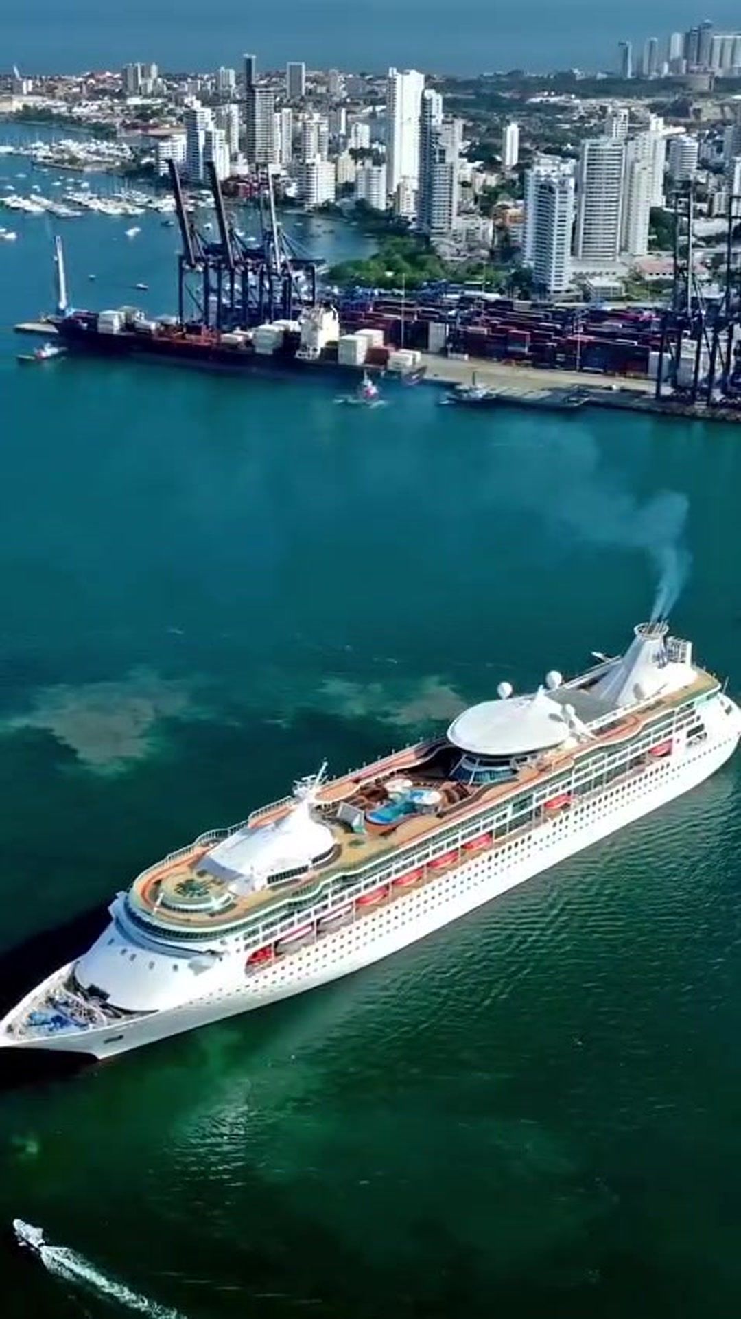 Crucero Grandeur of the Seas saliendo del puerto de Cartagena