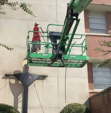cleaning wall by pressure
