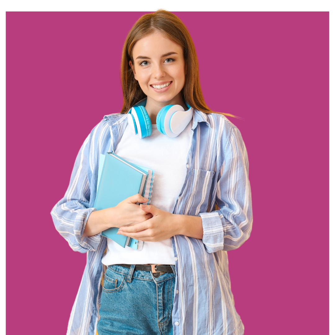 Jovem segurando um livro azul, vestindo uma camisa listrada azul e uma camiseta branca, com fones de ouvido no pescoço, sorrindo.