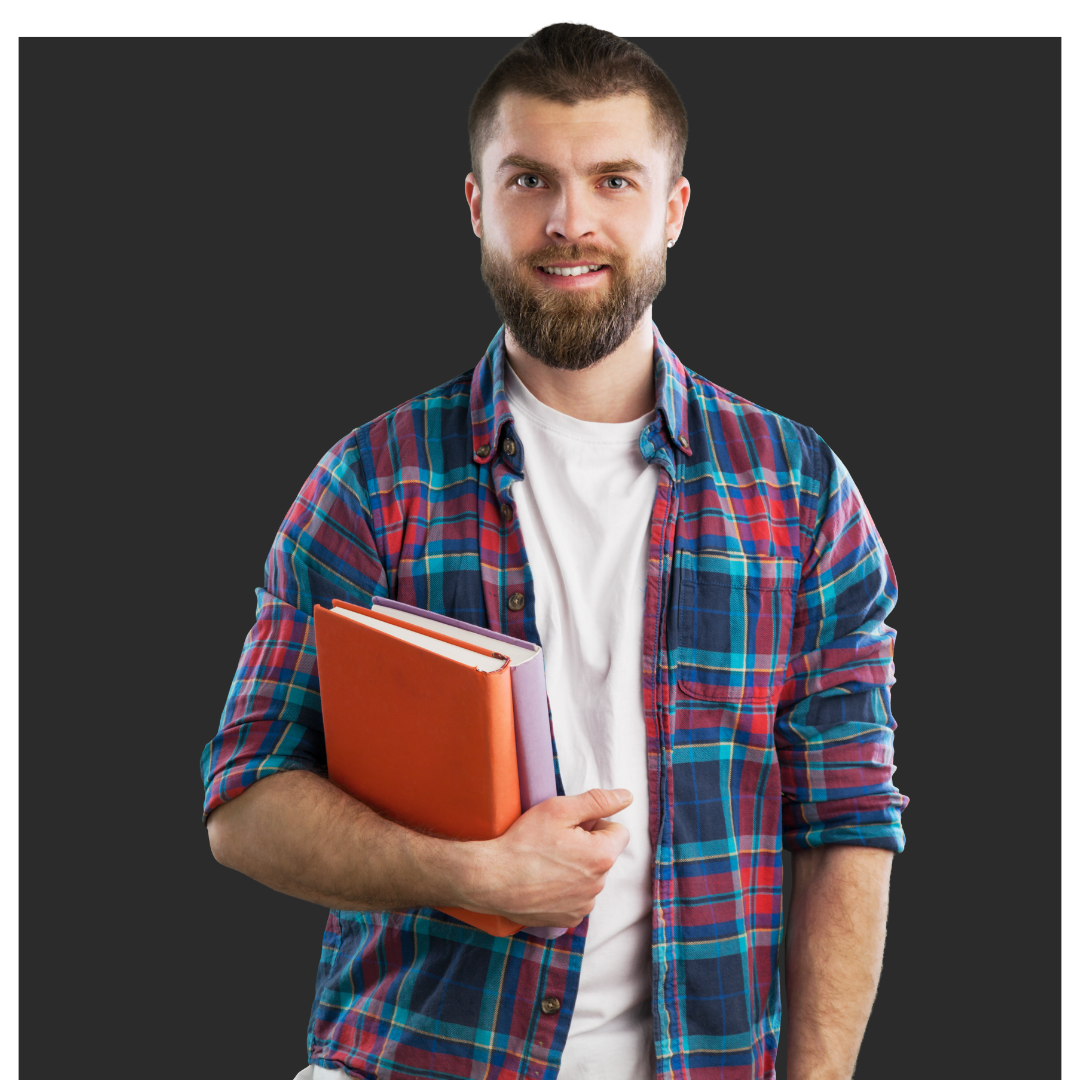 Homem segurando livros, vestindo uma camisa xadrez sobre uma camiseta branca, sorrindo contra um fundo cinza escuro.