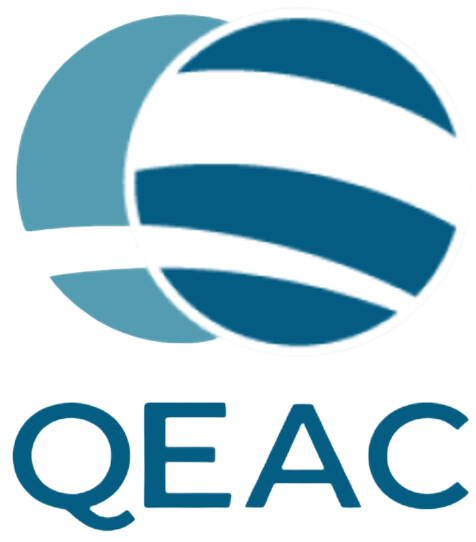 Logotipo da QEAC com esferas azuis entrelaçadas e listras horizontais. Texto em verde-azulado escuro: QEAC.