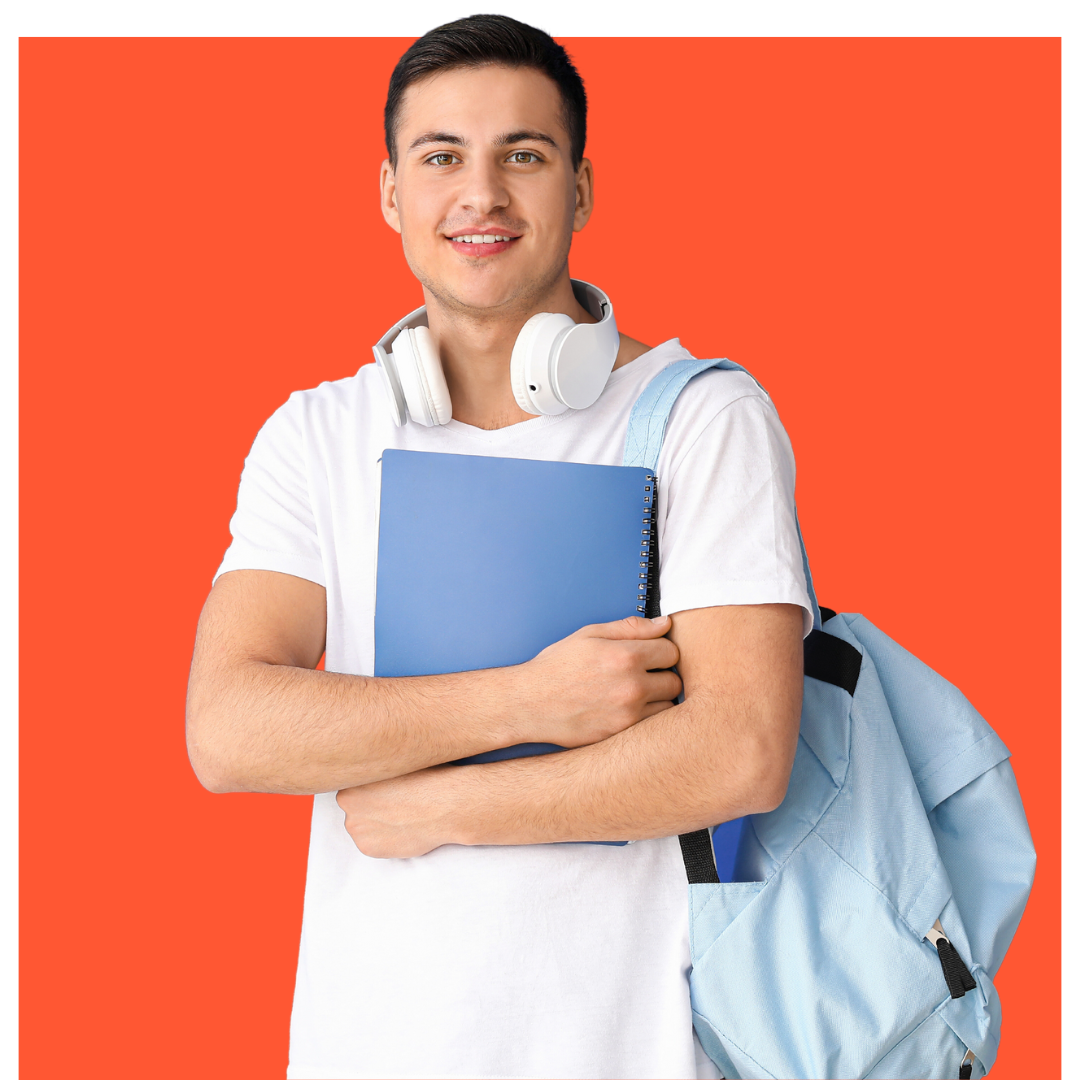 Jovem segurando uma pasta azul, usando fones de ouvido e mochila, sorrindo contra um fundo laranja.