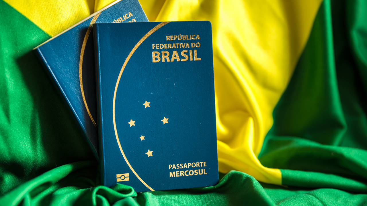 Passaportes brasileiros com bandeira verde e amarela.