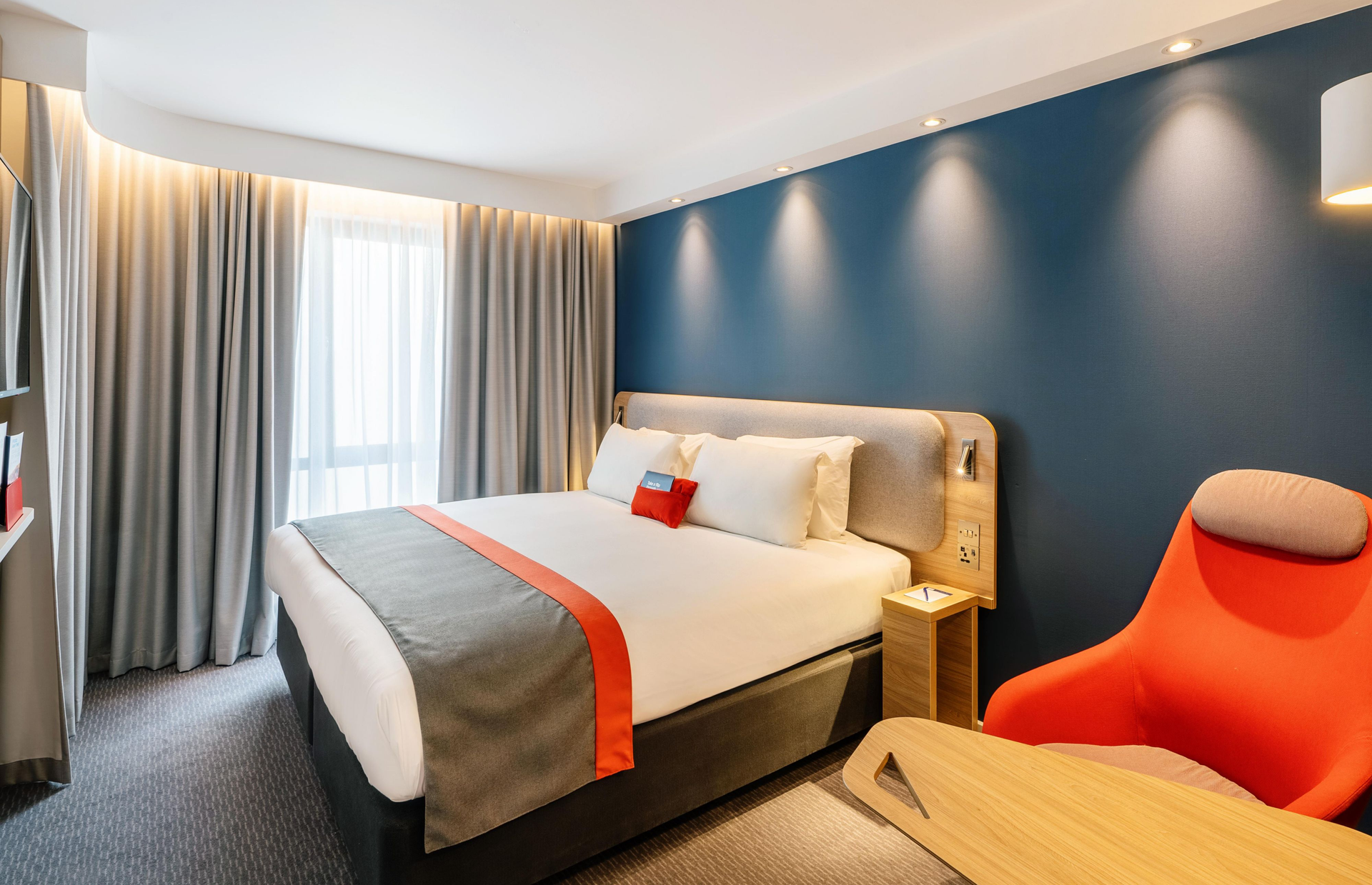 Holiday Inn Express Teacher Discount | Education Discounts on Hotels & Lodging