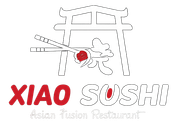 Logo del ristorante Xiao Sushi con testo rosso e grigio e illustrazione di un cancello giapponese.