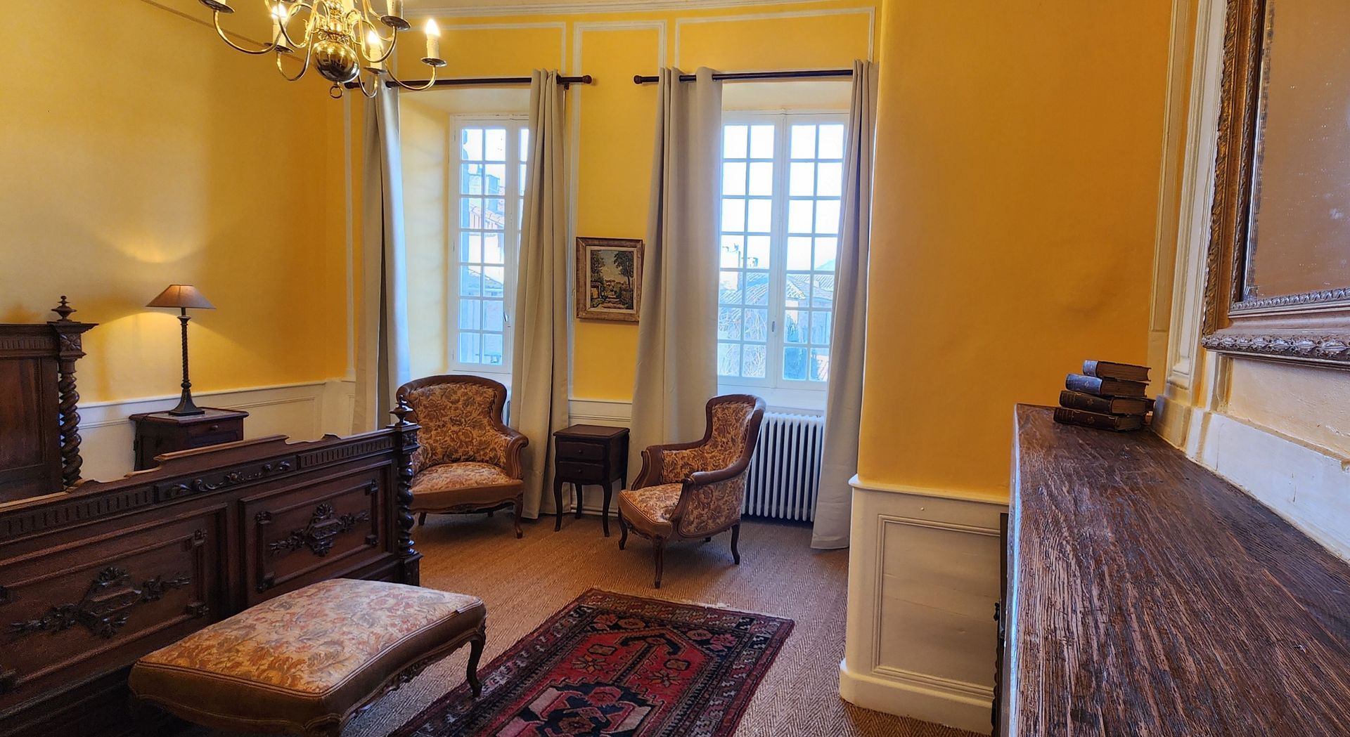 un salon rempli de meubles et d'un lustre.