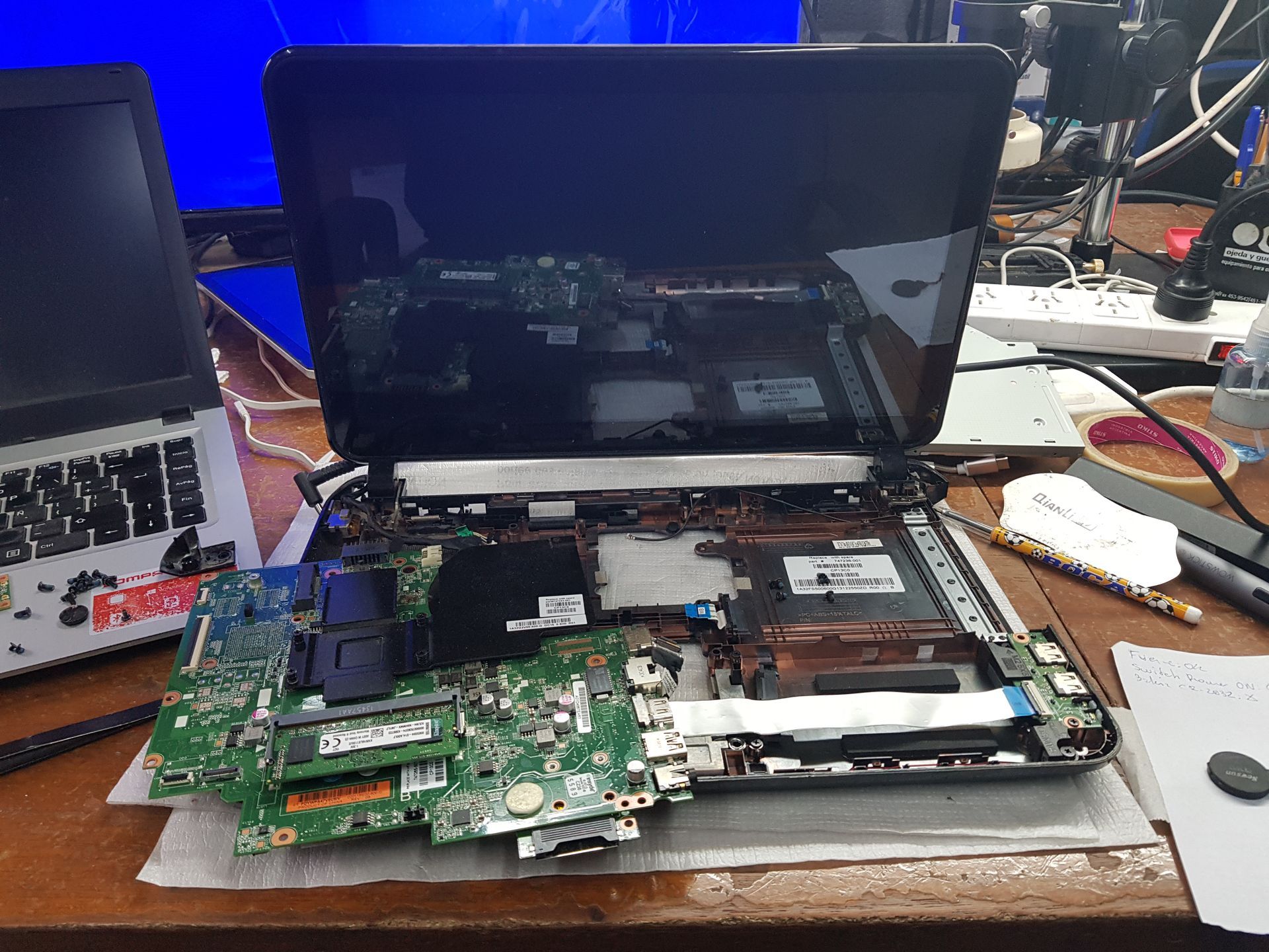 Notebook desarmada con motherboard expuesta – reparación de notebook que no enciende en Bahía Blanca.