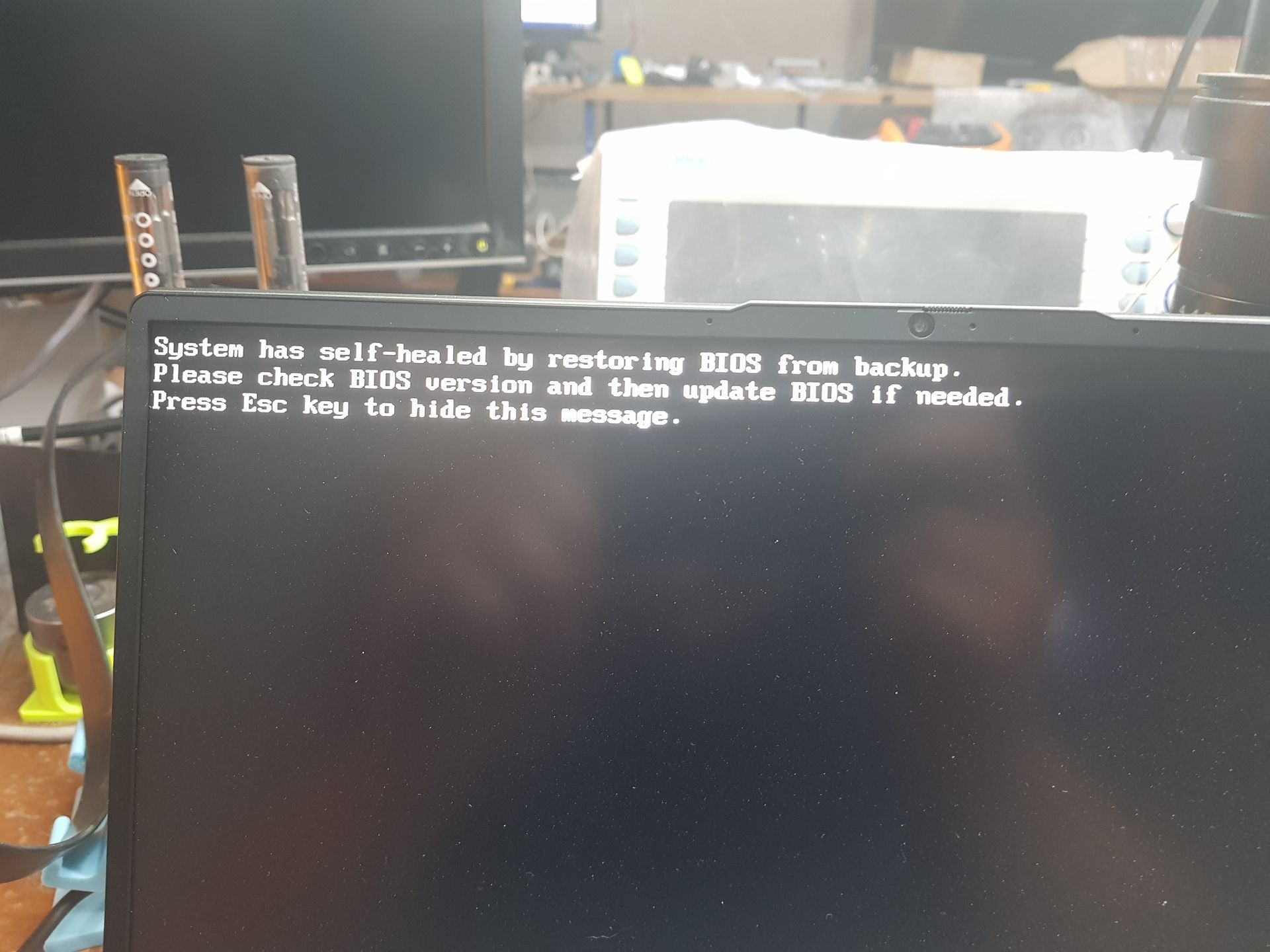 Notebook con error de BIOS en pantalla – reparación de notebooks en Bahía Blanca.