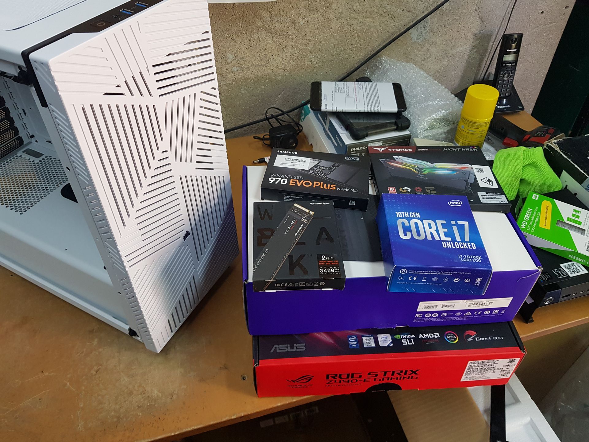 Gabinete de PC abierto con componentes nuevos listos para instalar, usado para actualización de hardware.
