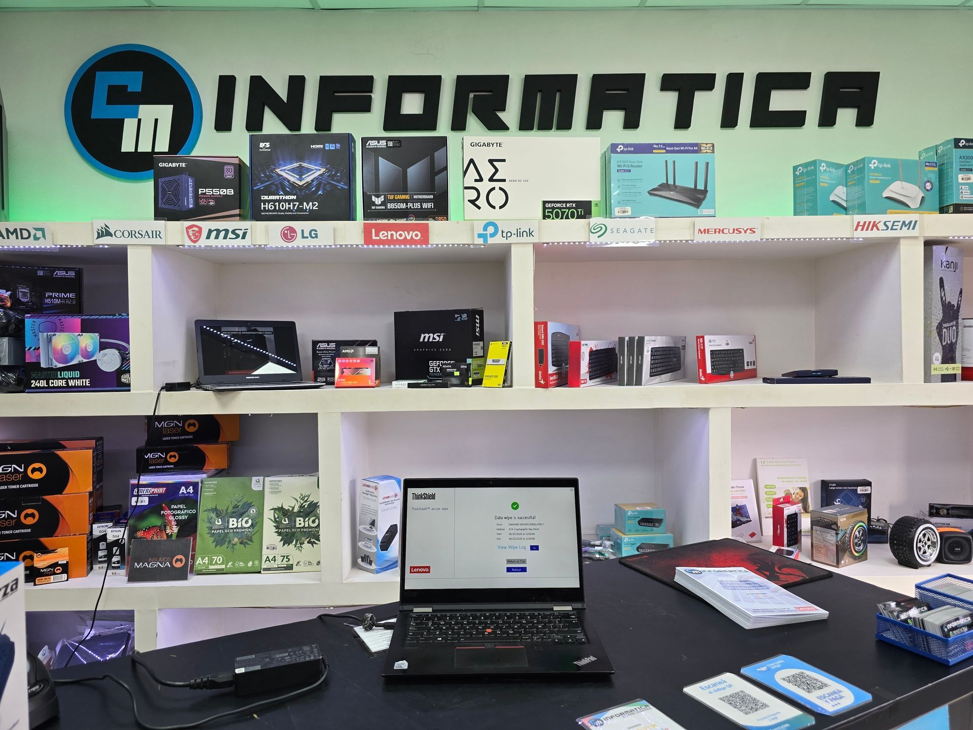 Procedimiento NIST 800‑88 con ThinkShield y Crypto‑Erase para eliminar datos y claves en unidades NVMe de equipo empresarial