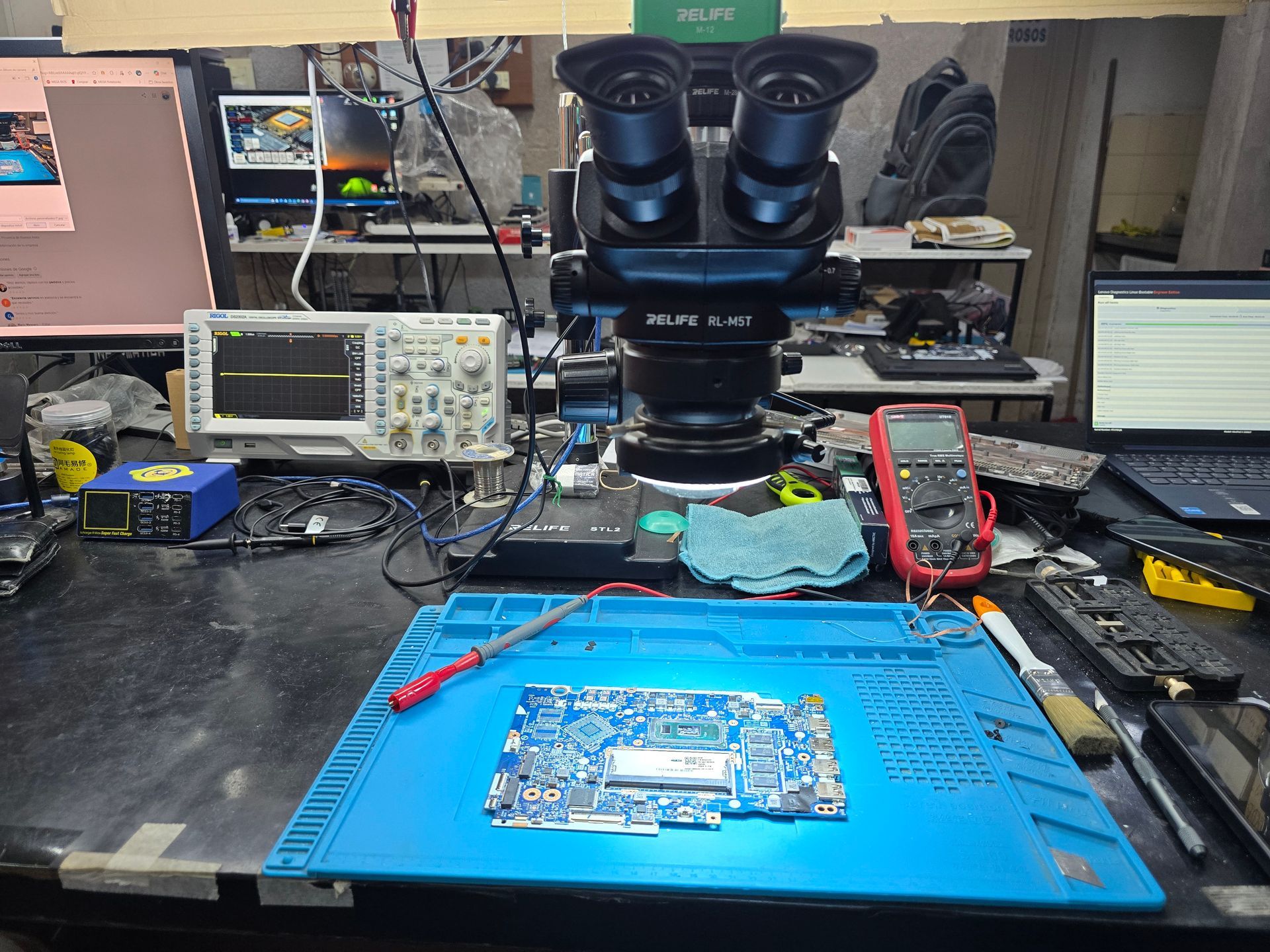 Diagnóstico electrónico de notebook en laboratorio técnico CM Informática Bahía Blanca