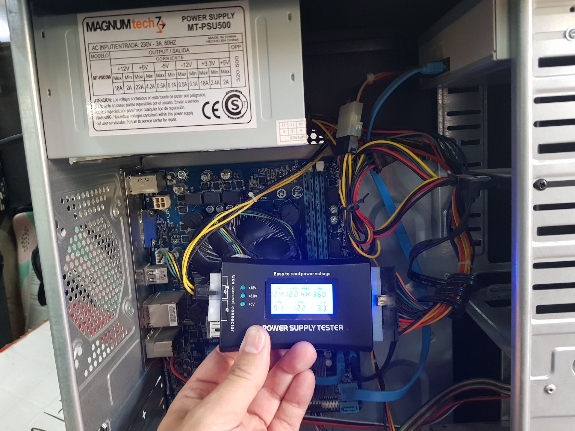 Diagnóstico de fuente de PC con tester de voltajes en gabinete abierto en Bahía Blanca.
