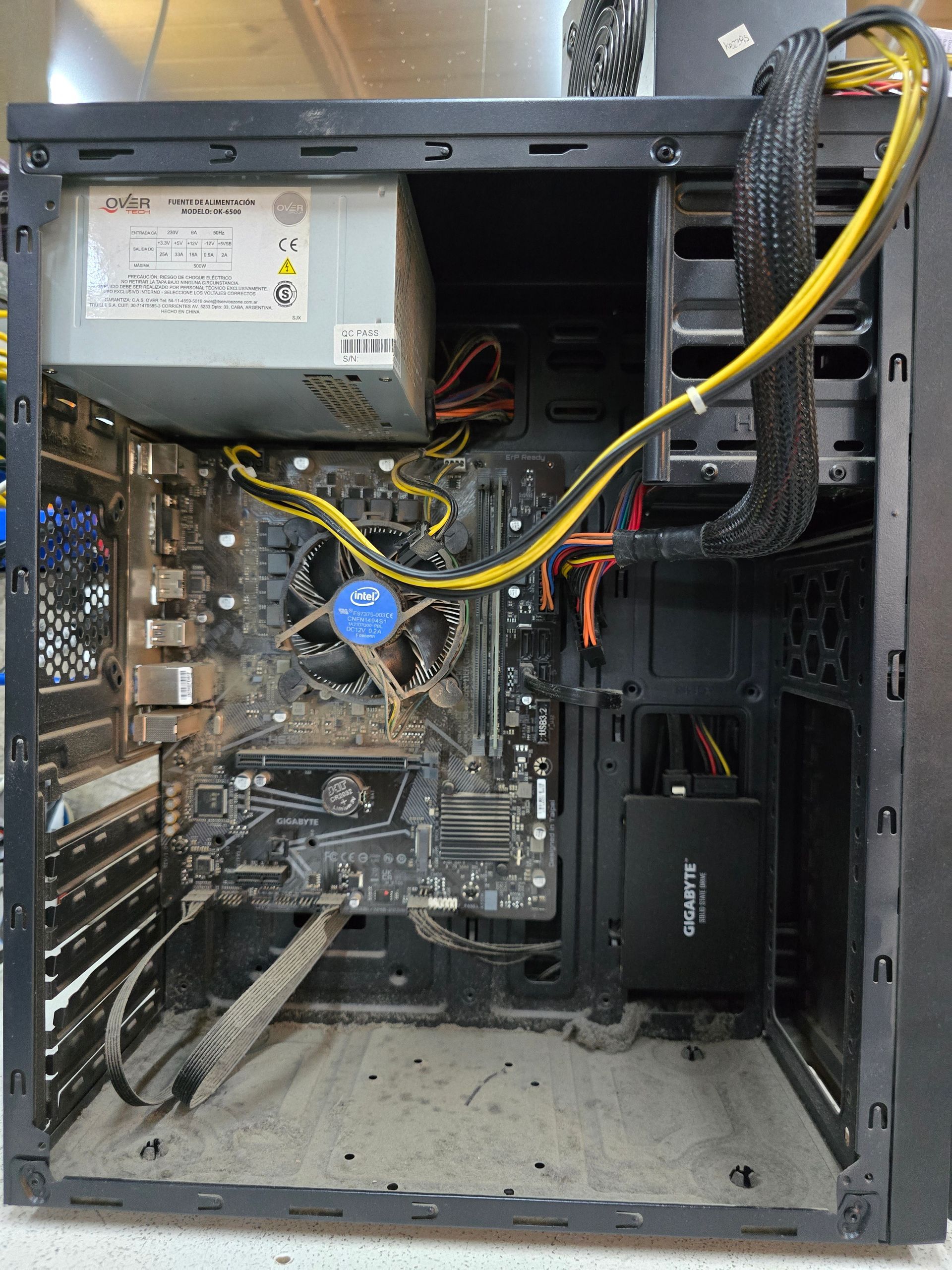 Diagnóstico de motherboard de PC con prueba de alimentación y revisión de componentes en Bahía Blanca.