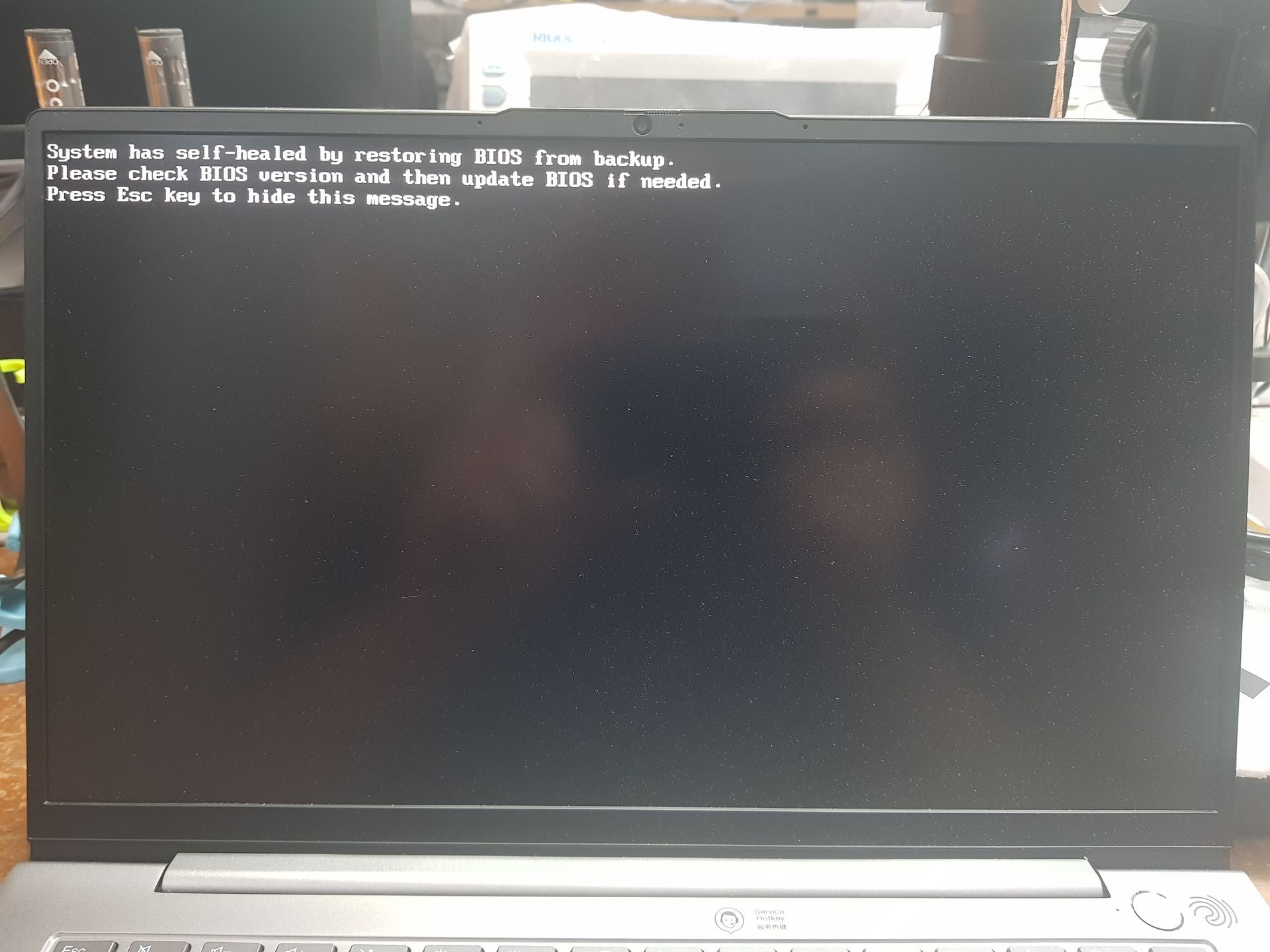 Pantalla con mensaje ‘System has self‑healed by restoring BIOS from backup’ durante diagnóstico BIOS dañada en CM Informática