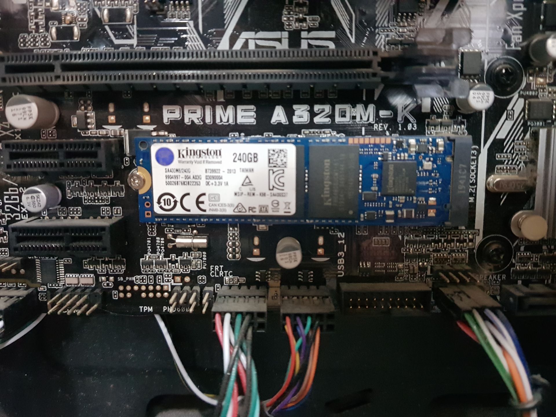 Instalación de SSD M.2 Kingston en motherboard ASUS PRIME A320M‑K durante mantenimiento y optimización de PC en Bahía Blanca.