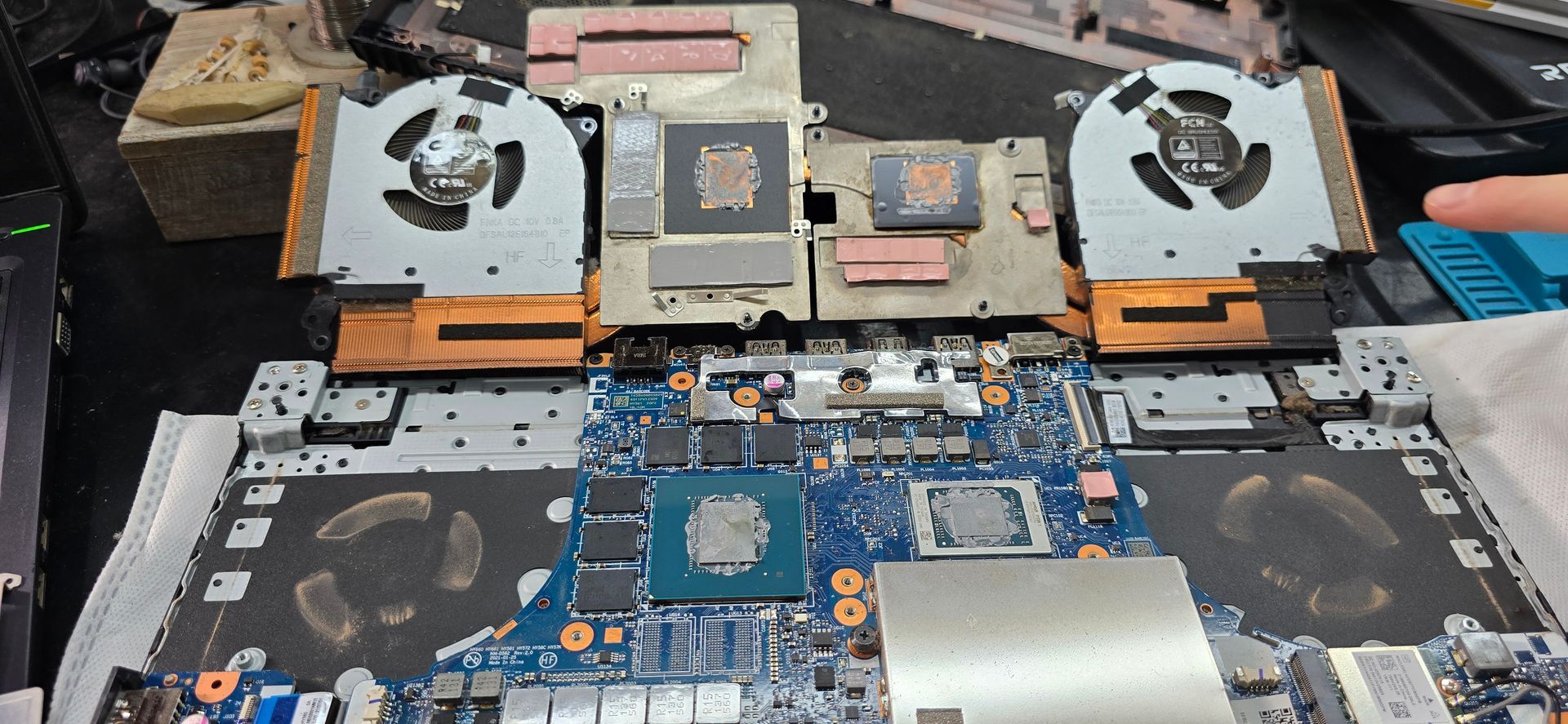 Notebook abierta en mantenimiento técnico profesional – CM Informática Bahía Blanca