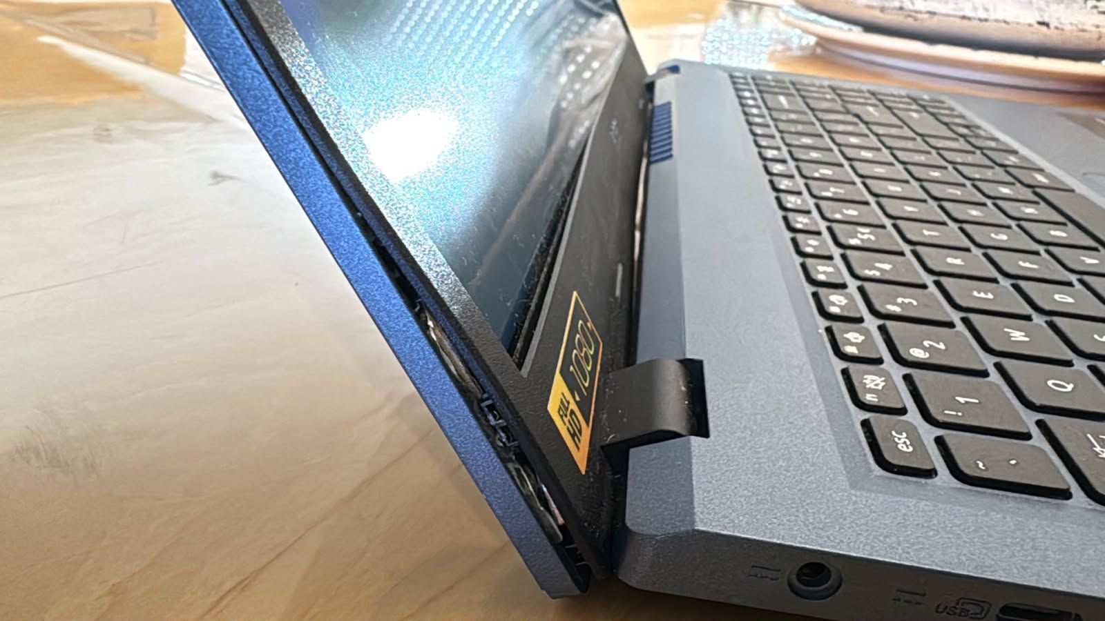 Notebook ASUS con bisagra rota y tapa trasera abierta – reparación de bisagras en Bahía Blanca.