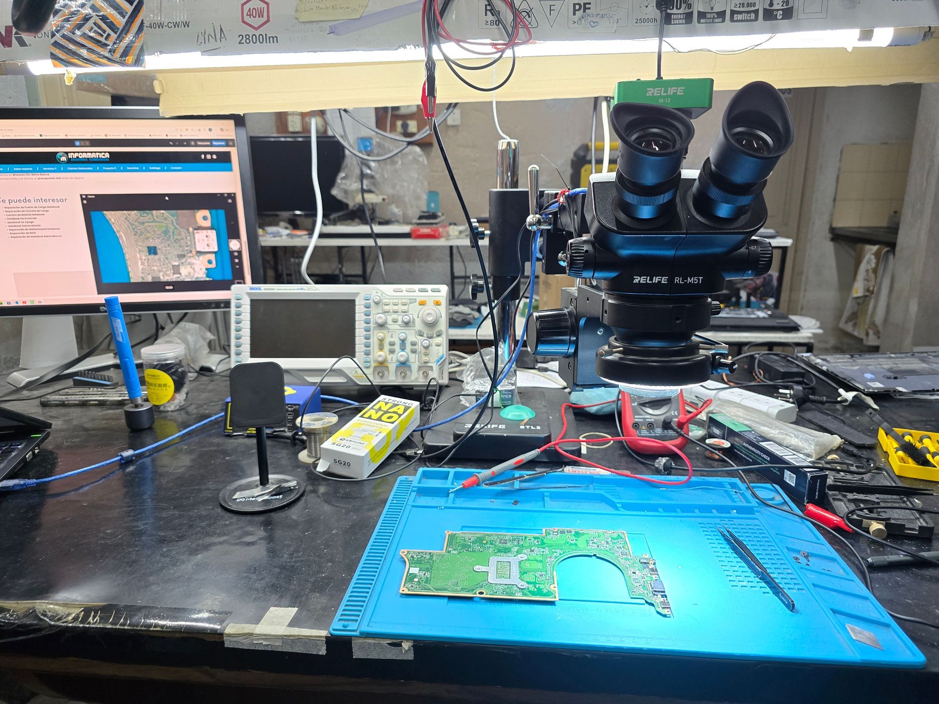 Circuito de carga de notebook Lenovo en diagnóstico sobre manta antiestática en CM Informática Bahía Blanca.