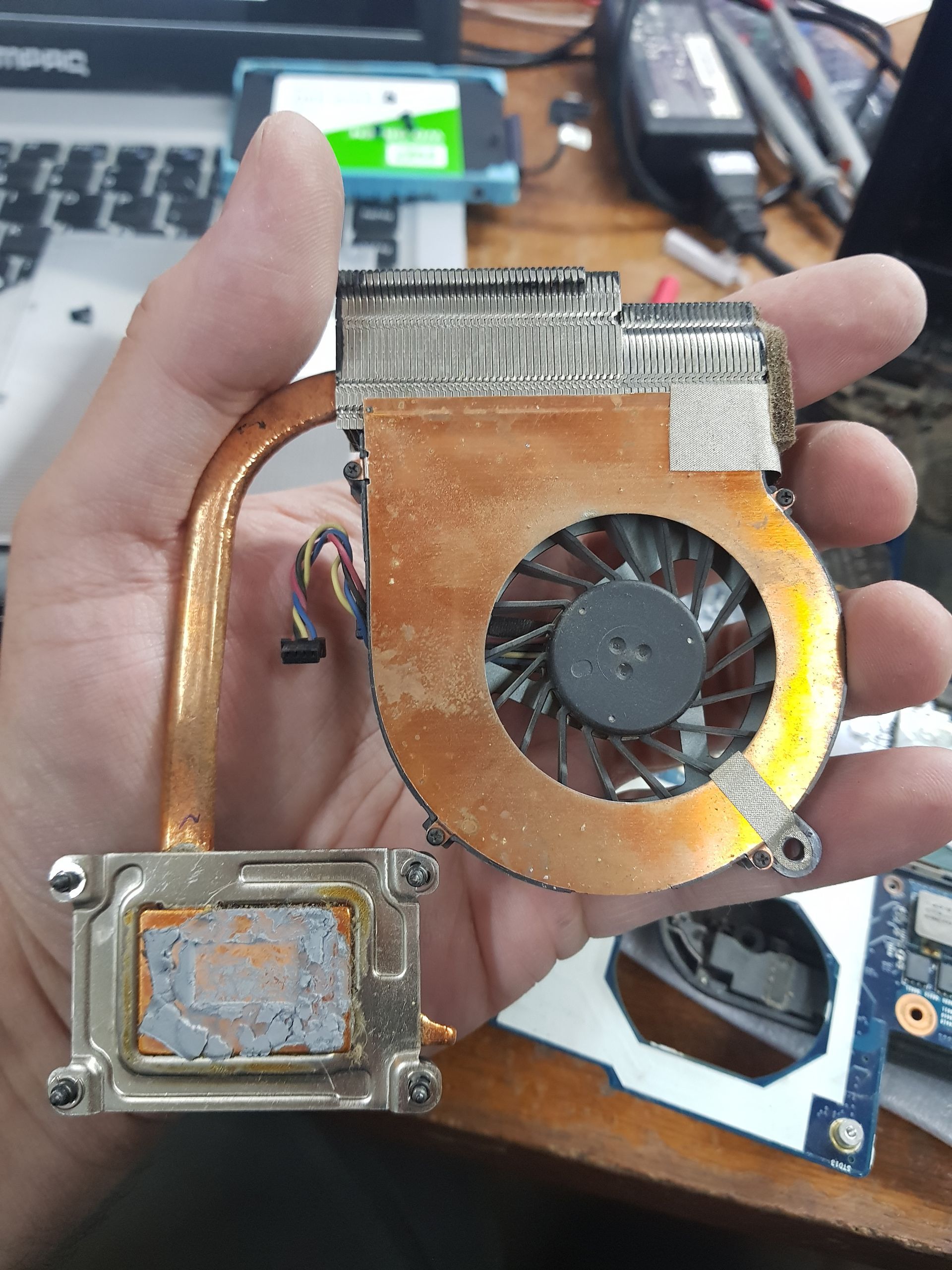 Disipador y cooler de notebook con pasta térmica seca durante diagnóstico sobrecalentamiento en CM Informática Bahía Blanca