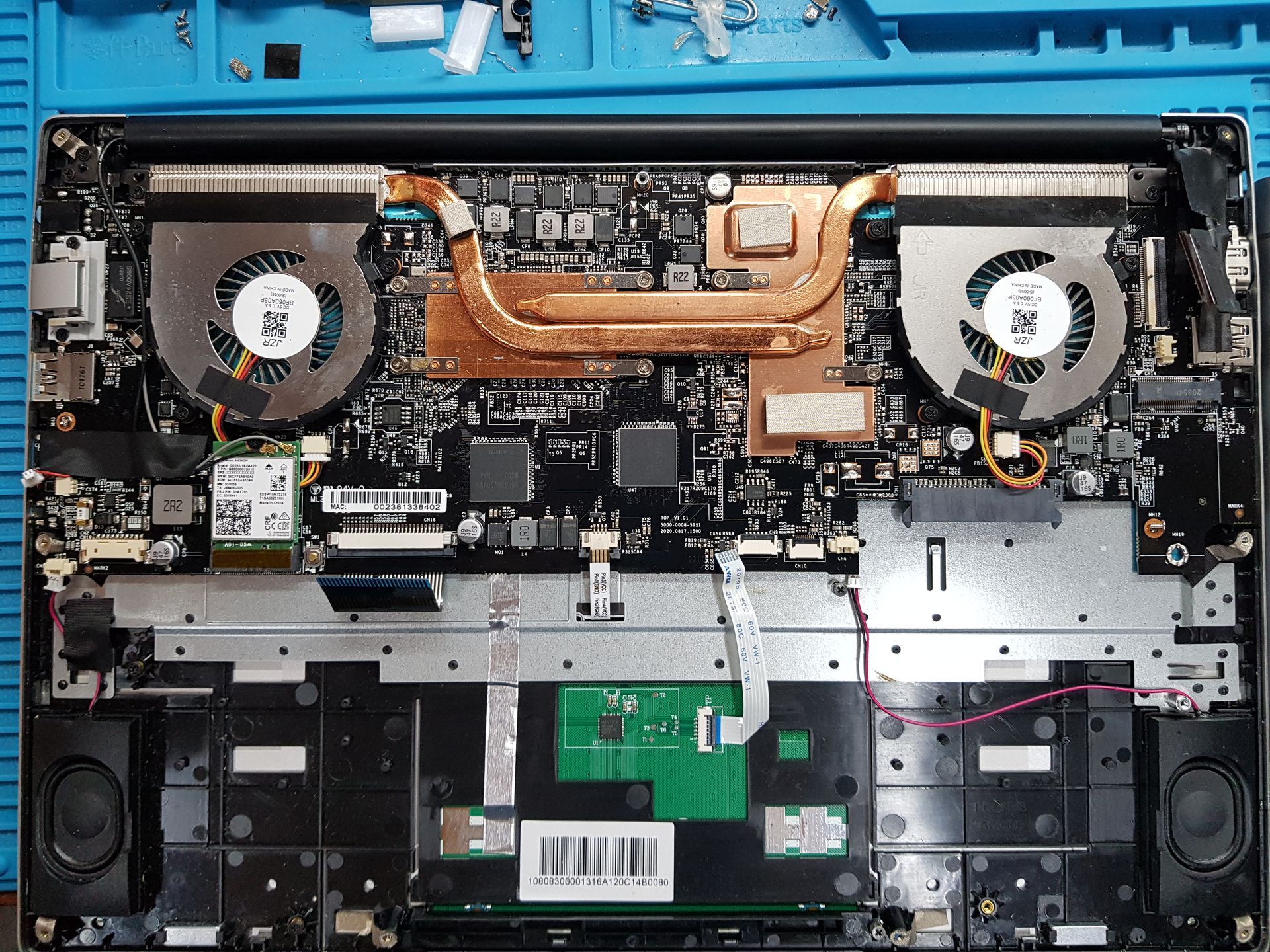 Notebook abierta con sistema de refrigeración doble cooler y heatpipe de cobre en diagnóstico térmico en CM Informática