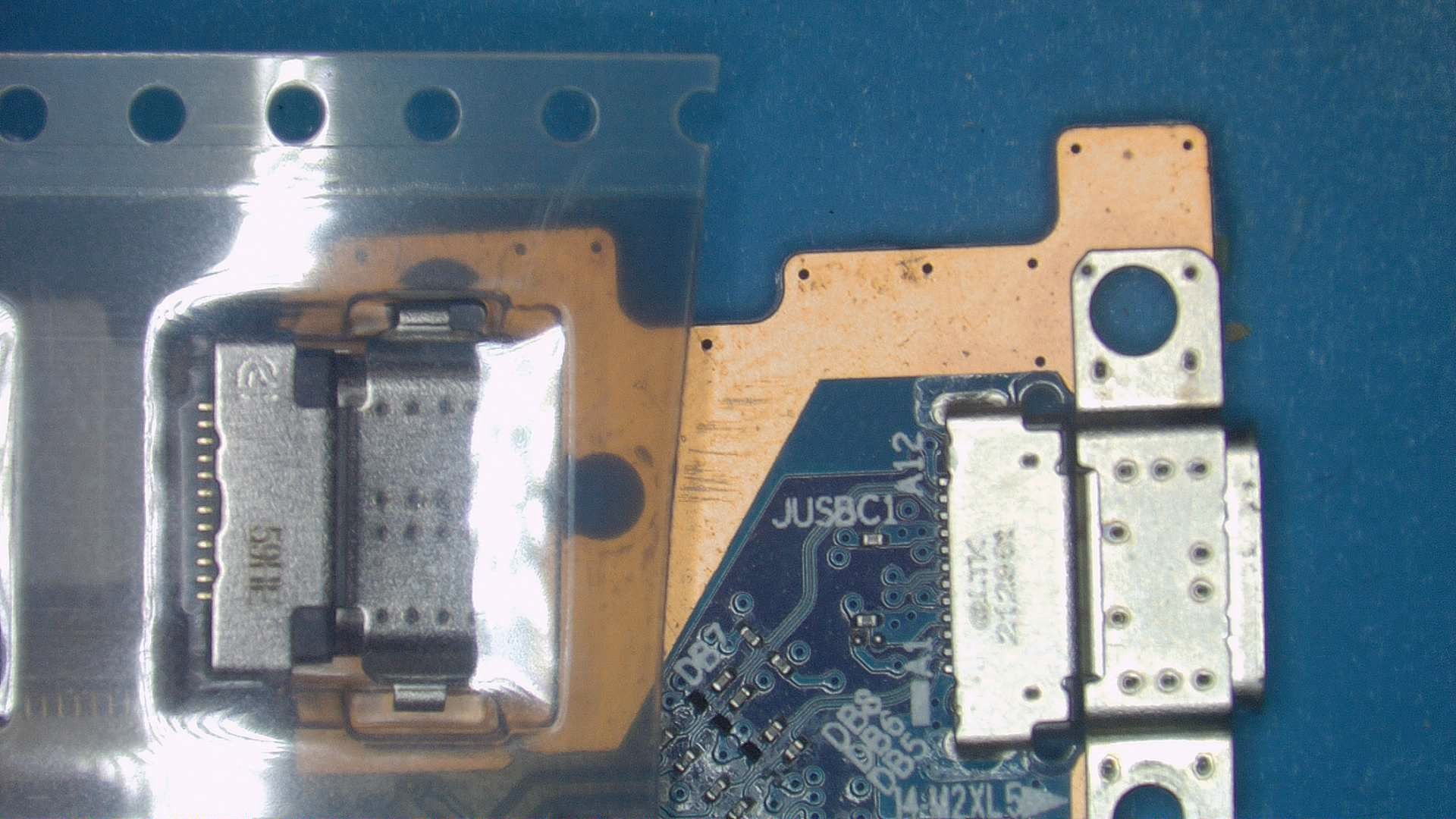 Puerto USB‑C junto al conector en placa de notebook durante reemplazo con soldadura en CM Informática Bahía Blanca