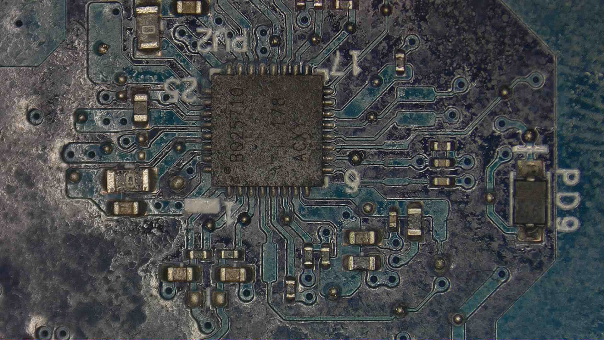 Chip BQ25710 y componentes del circuito de carga en placa de notebook durante diagnóstico en CM Informática Bahía Blanca