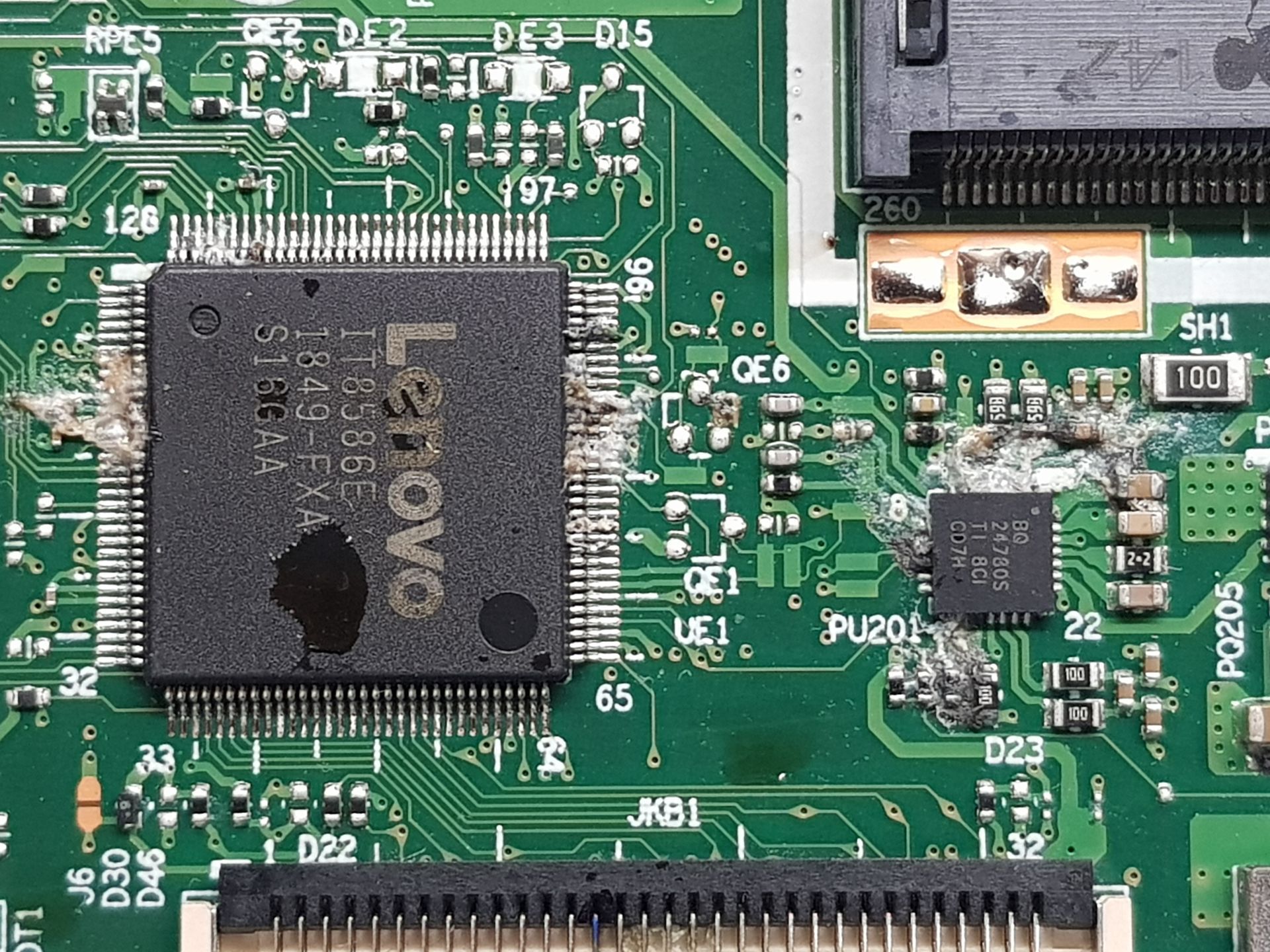 Notebook Lenovo con corrosión y sulfato por líquido derramado – reparación de notebook mojada en Bahía Blanca.