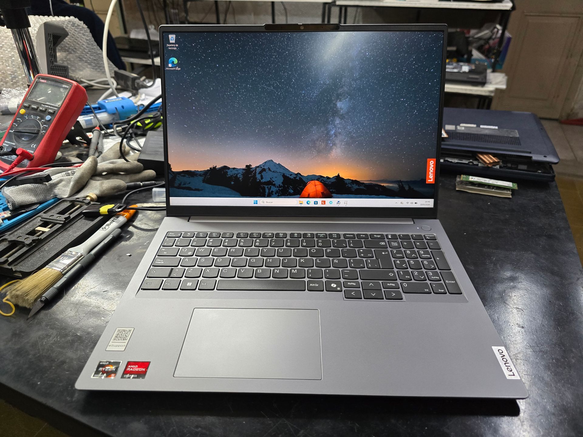 Notebook Lenovo reparada con escritorio Lenovo visible – servicio técnico Lenovo en Bahía Blanca.