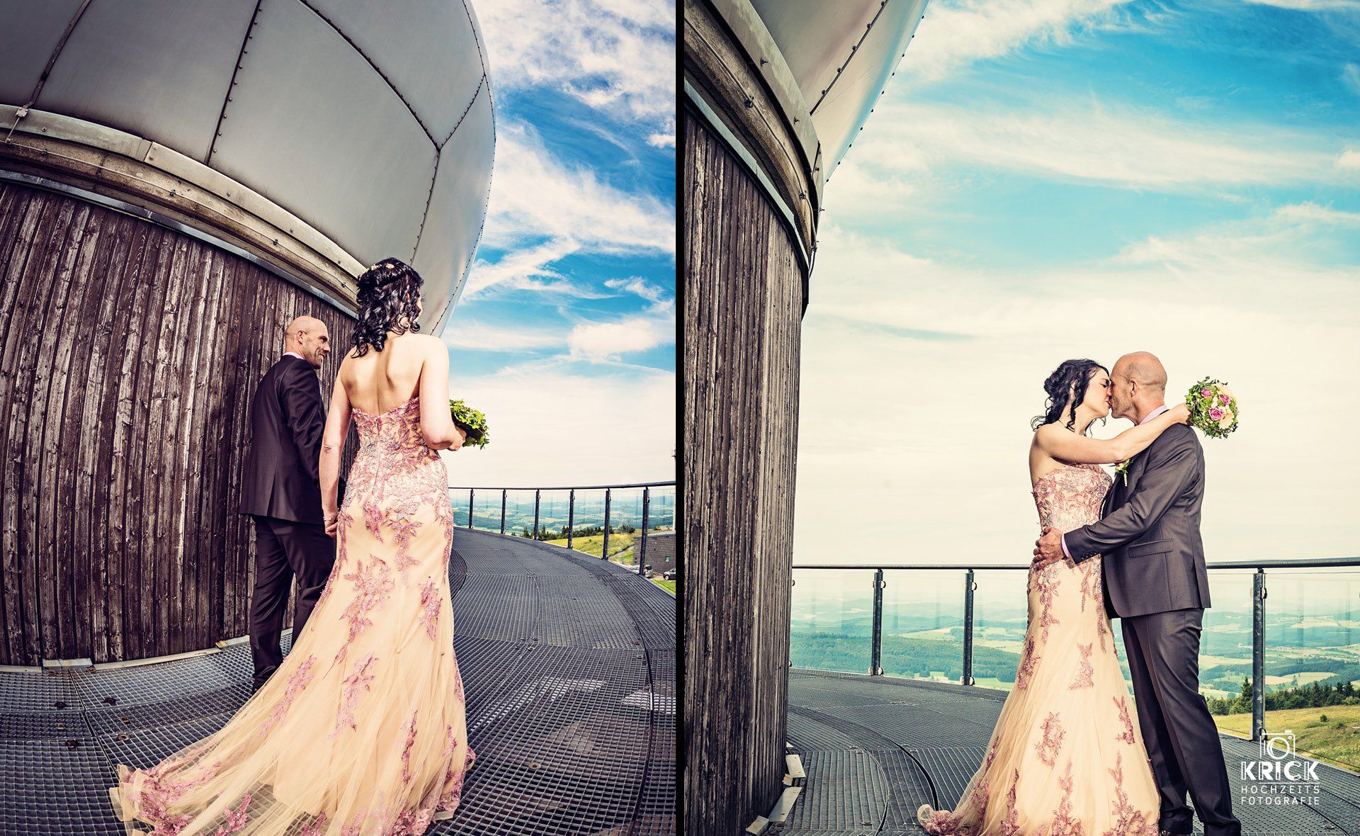 Ein Paar in Hochzeitskleidung umarmt sich auf einem Dachbalkon mit Meer- und Himmelsblick