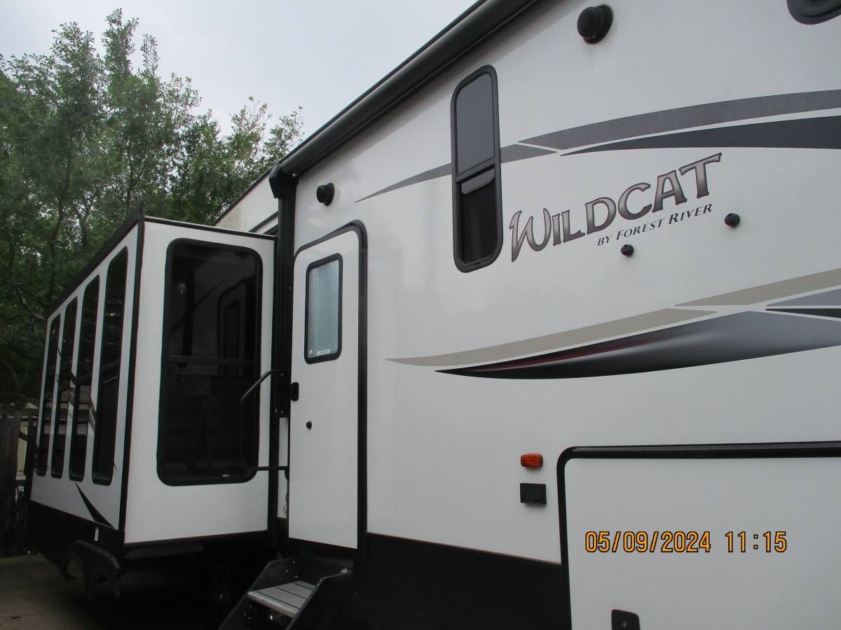 A white trailer with the word wildcat on it