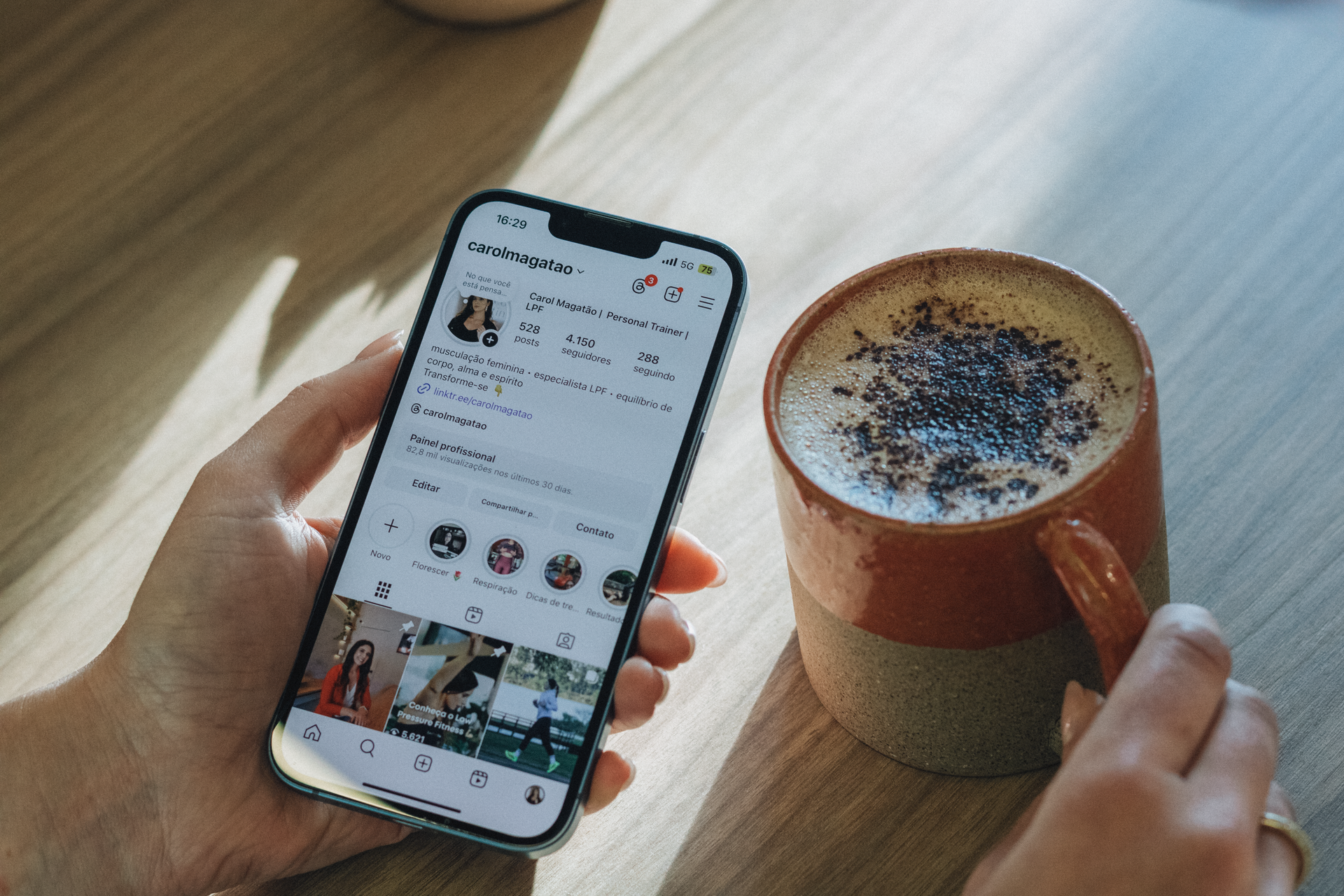 Koffie tijdens scrollen op social media