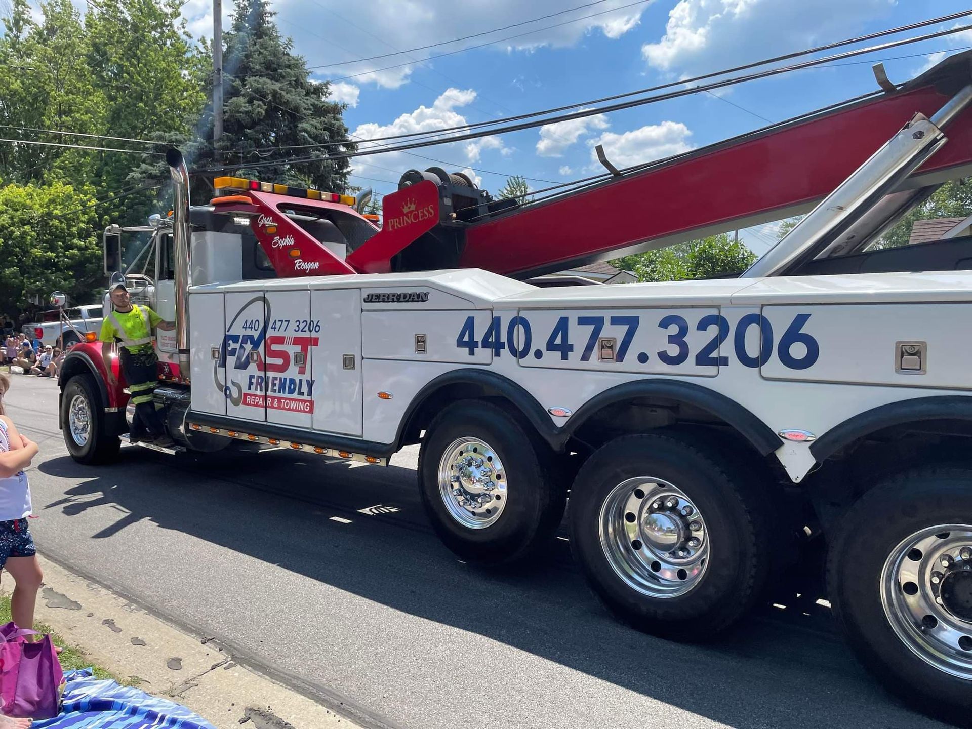 Fast Friendly Repair & Towing logo
