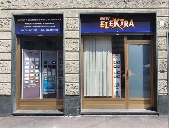 idraulico che ripara un lavandino
