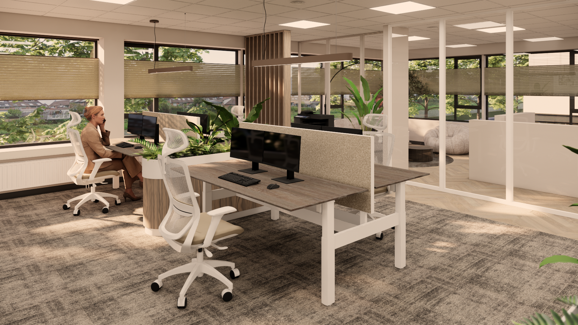 Modern open kantoor met witte bureaus, computers, stoelen en grote ramen met uitzicht op groen.