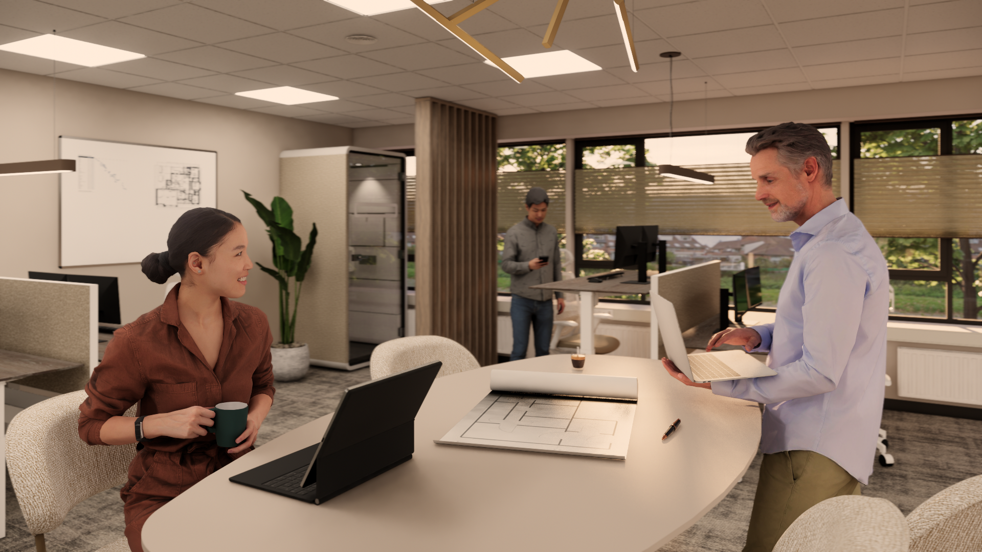 Twee collega's vergaderen in een modern kantoor met laptops en papieren op een ronde tafel.