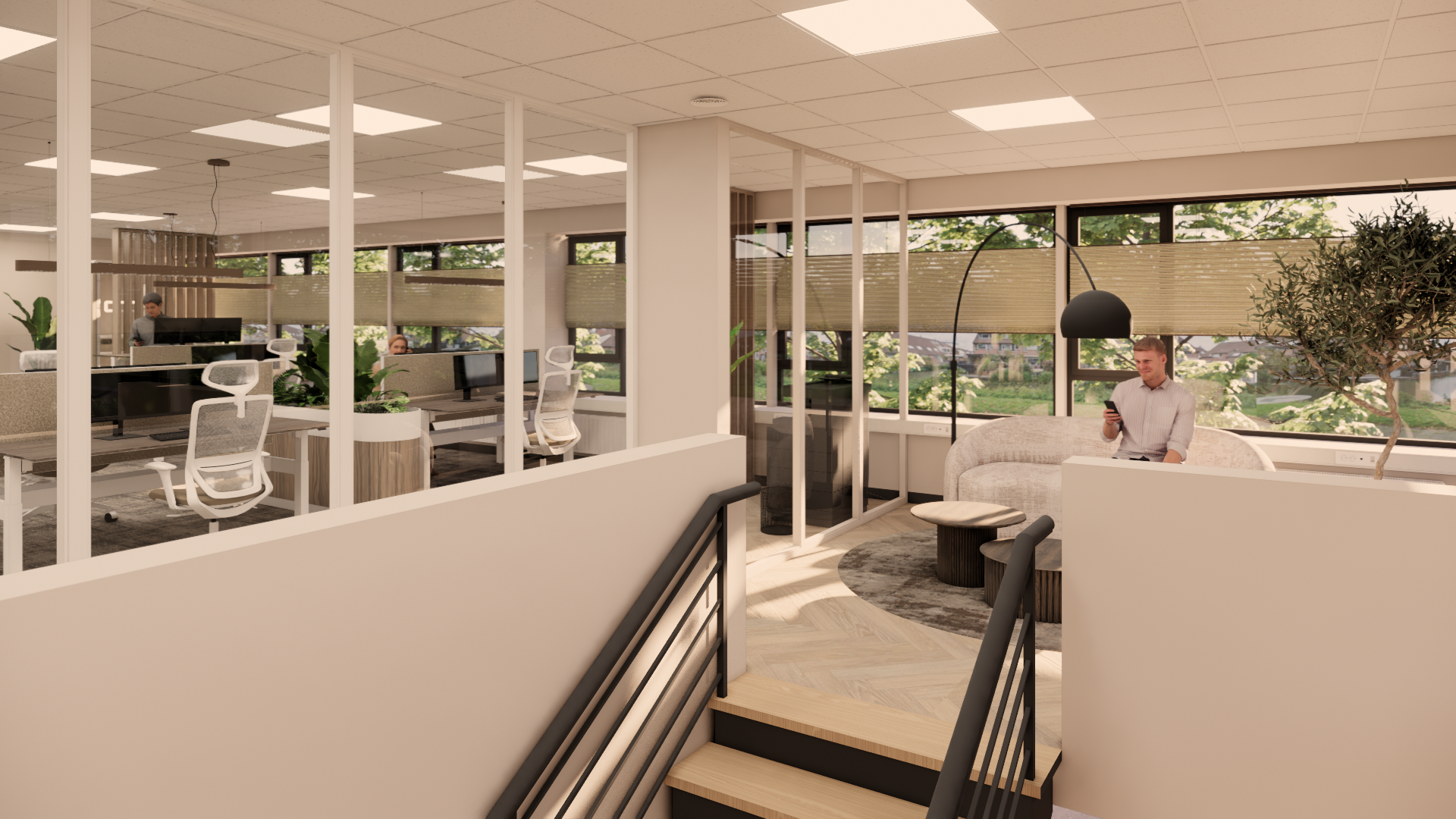 Modern open kantoor met bureaus, witte stoelen, grote ramen en een medewerker achterin.
