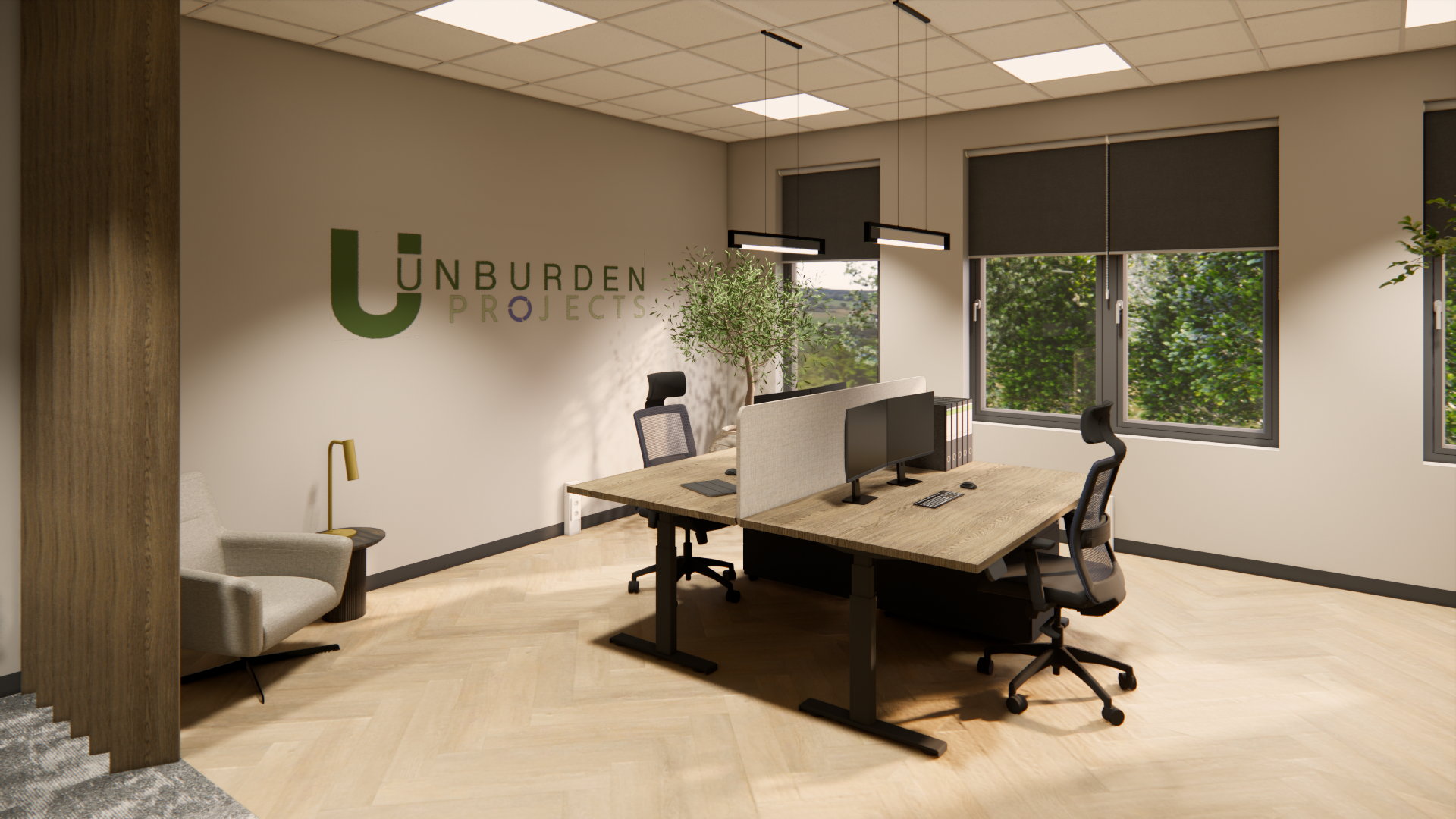 Modern kantoor met bureaus, computers, stoelen en grote ramen in een lichte vergaderruimte.