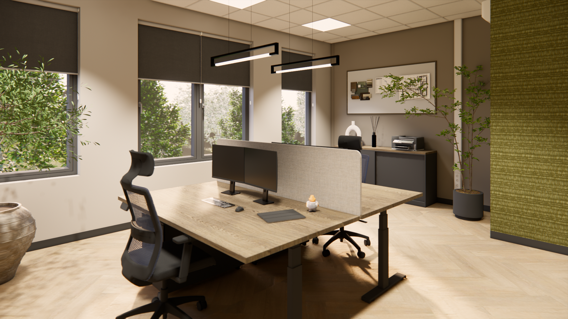 Modern kantoor met bureaus, computermonitoren, bureaustoelen en groene accentwandpanelen.