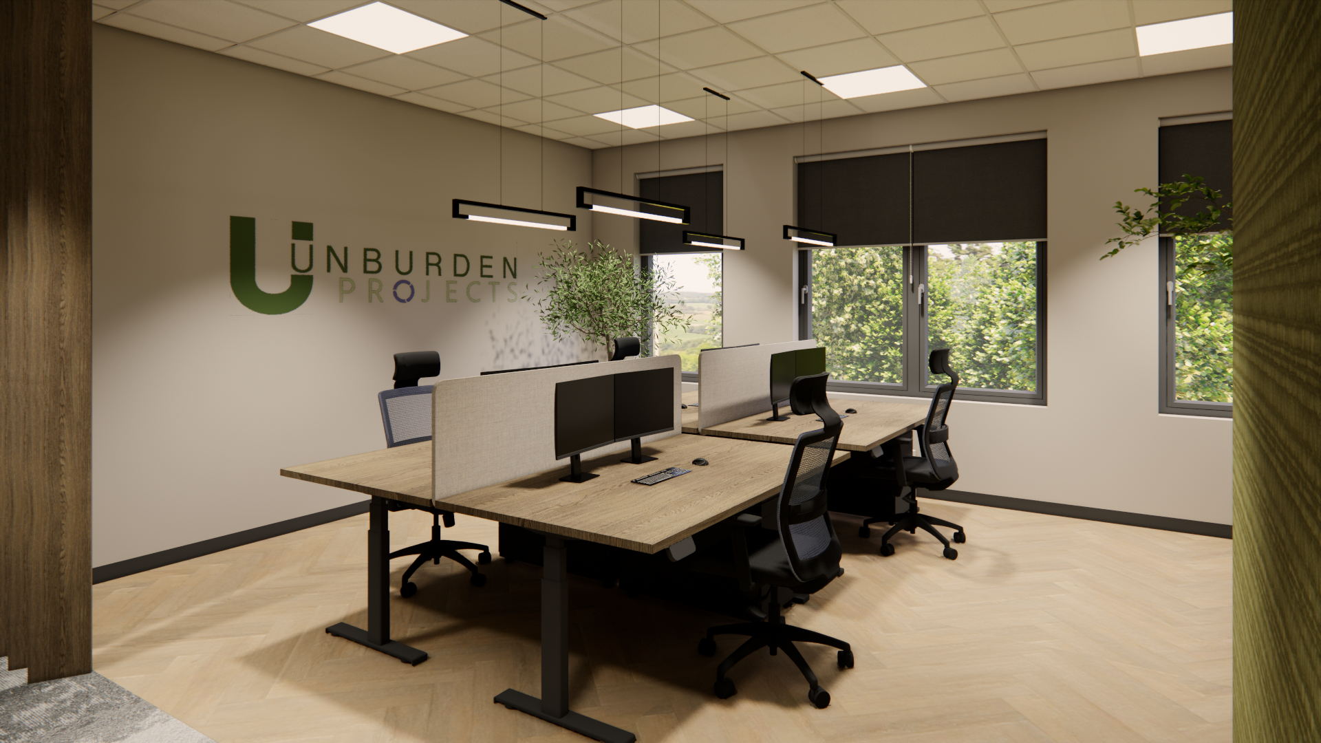 Moderne vergaderruimte met bureaus, stoelen, beeldschermen en grote ramen.