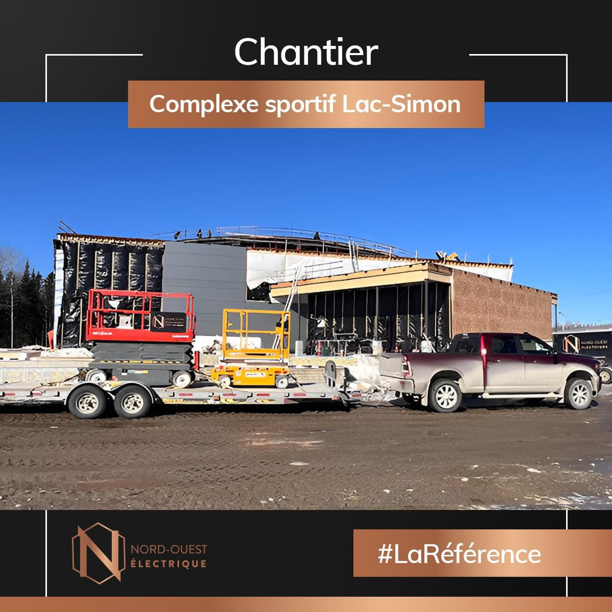 Un camion est remorqué par une remorque à laquelle est attaché un élévateur à ciseaux.