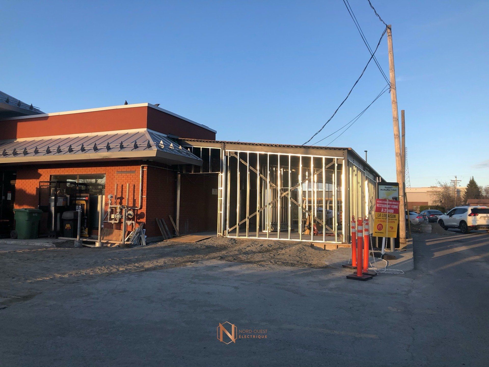 Un bâtiment est en construction sur le bord de la route.