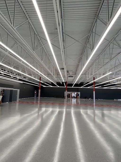 Une grande pièce vide avec beaucoup de lumières au plafond.